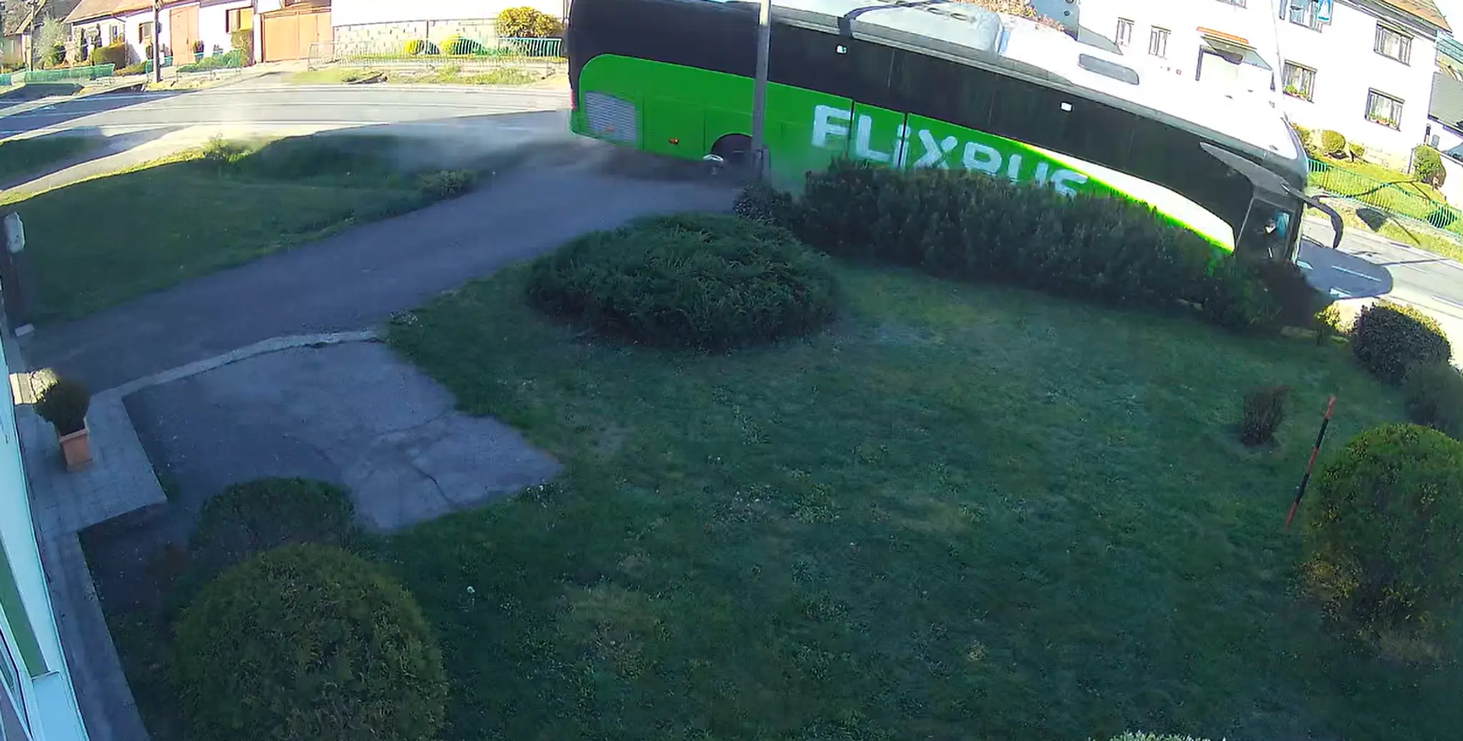 Kamera zachytila náraz autobusu