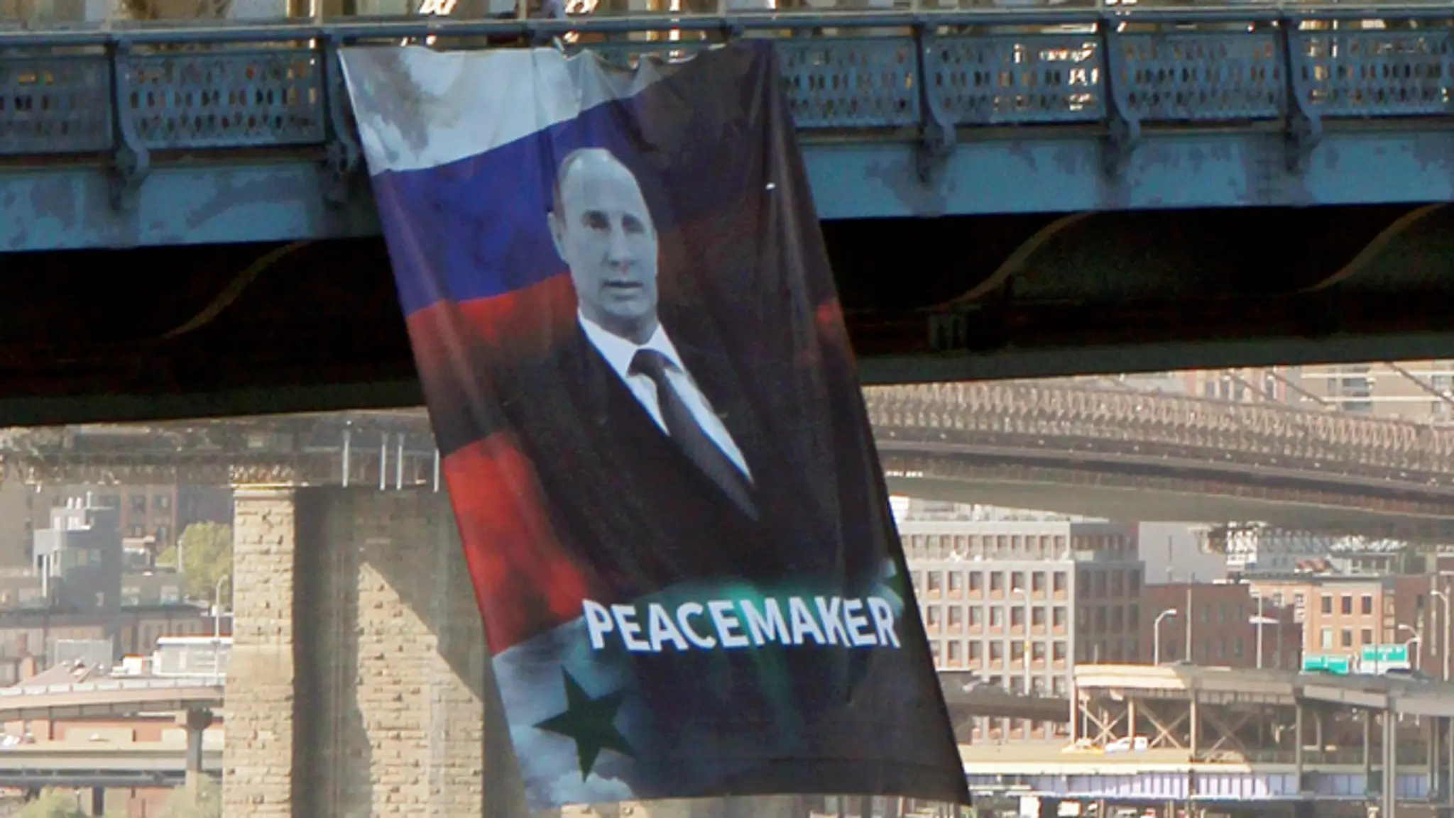 Putinov portrét na Manhattanskom moste.