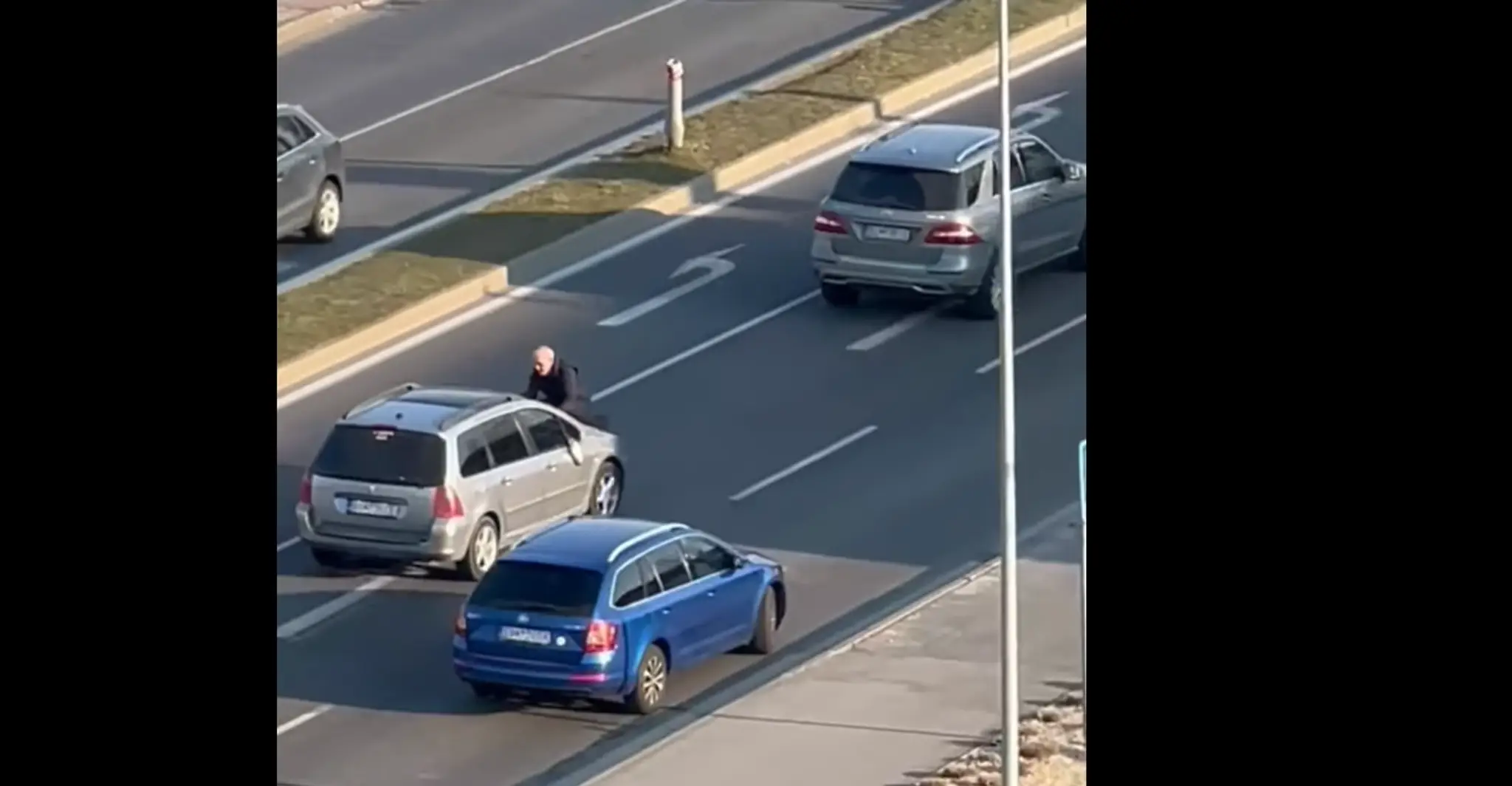 Video zachytilo bizarný incident.