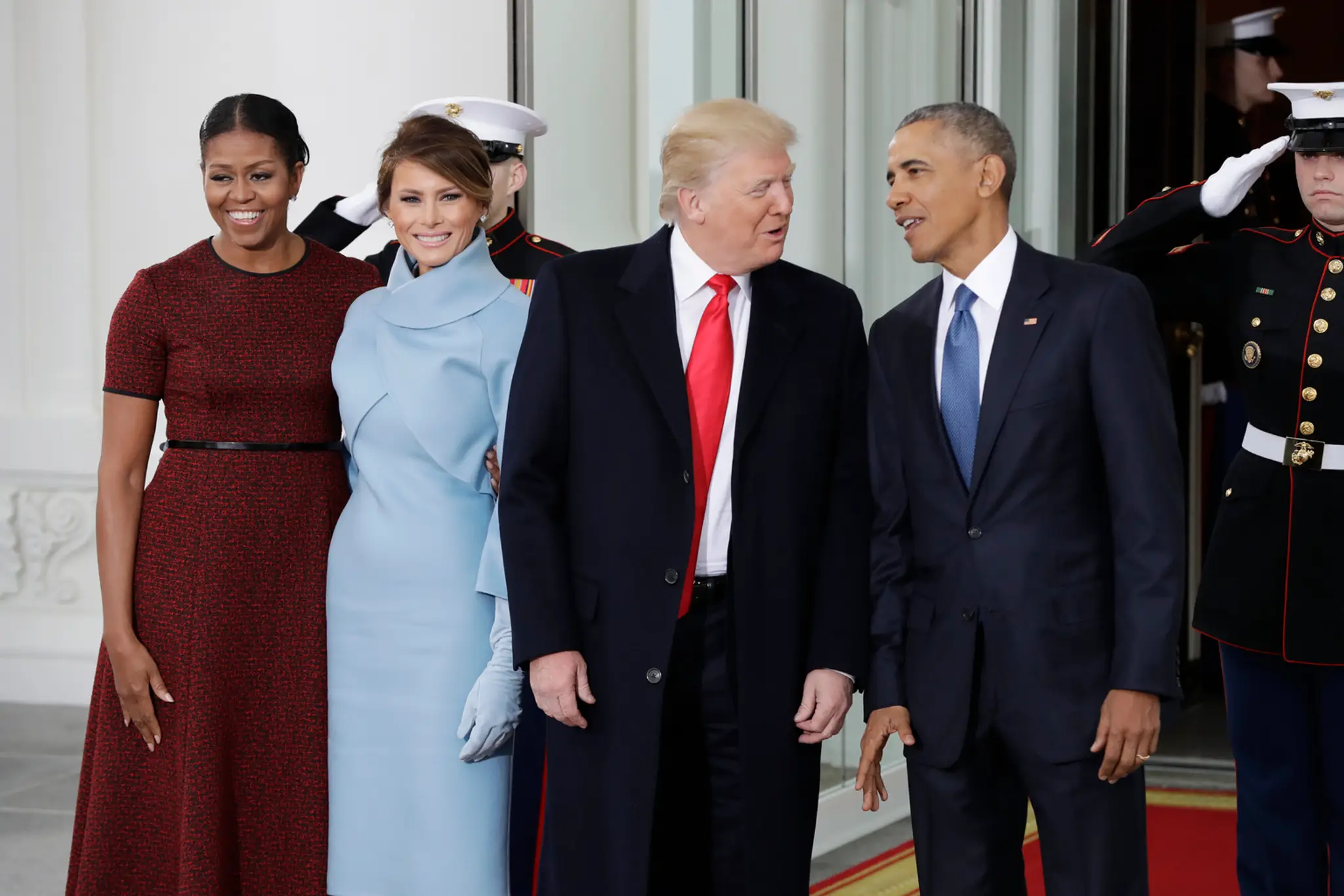 Barack Obama s manželkou Michelle a Donald Trump so svojou manželkou Melaniou pred Bielym domom.