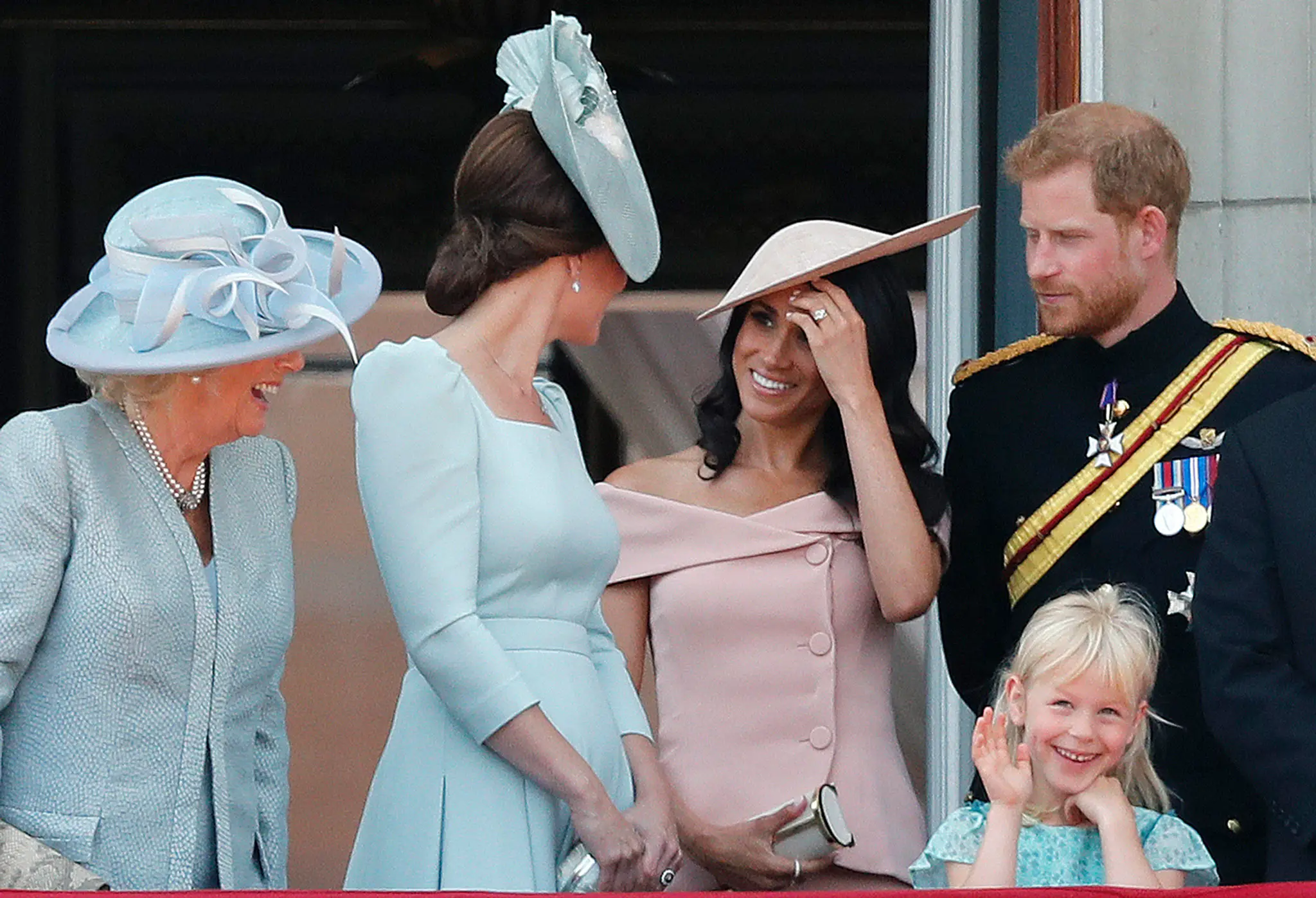 Britská kráľovská rodina na balkóne Buckinghamského paláca