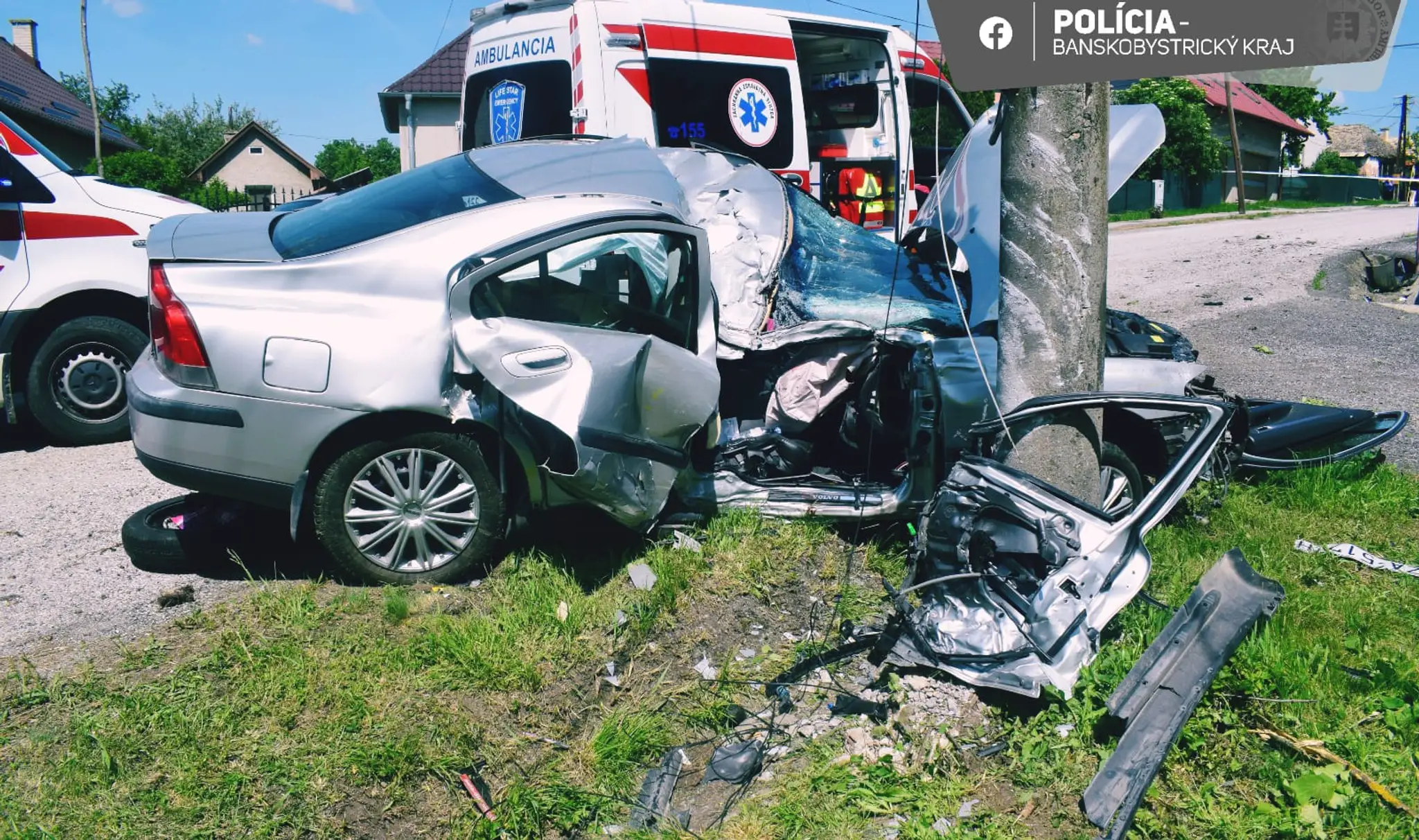 Vodič narazil autom do elektrického stĺpu.