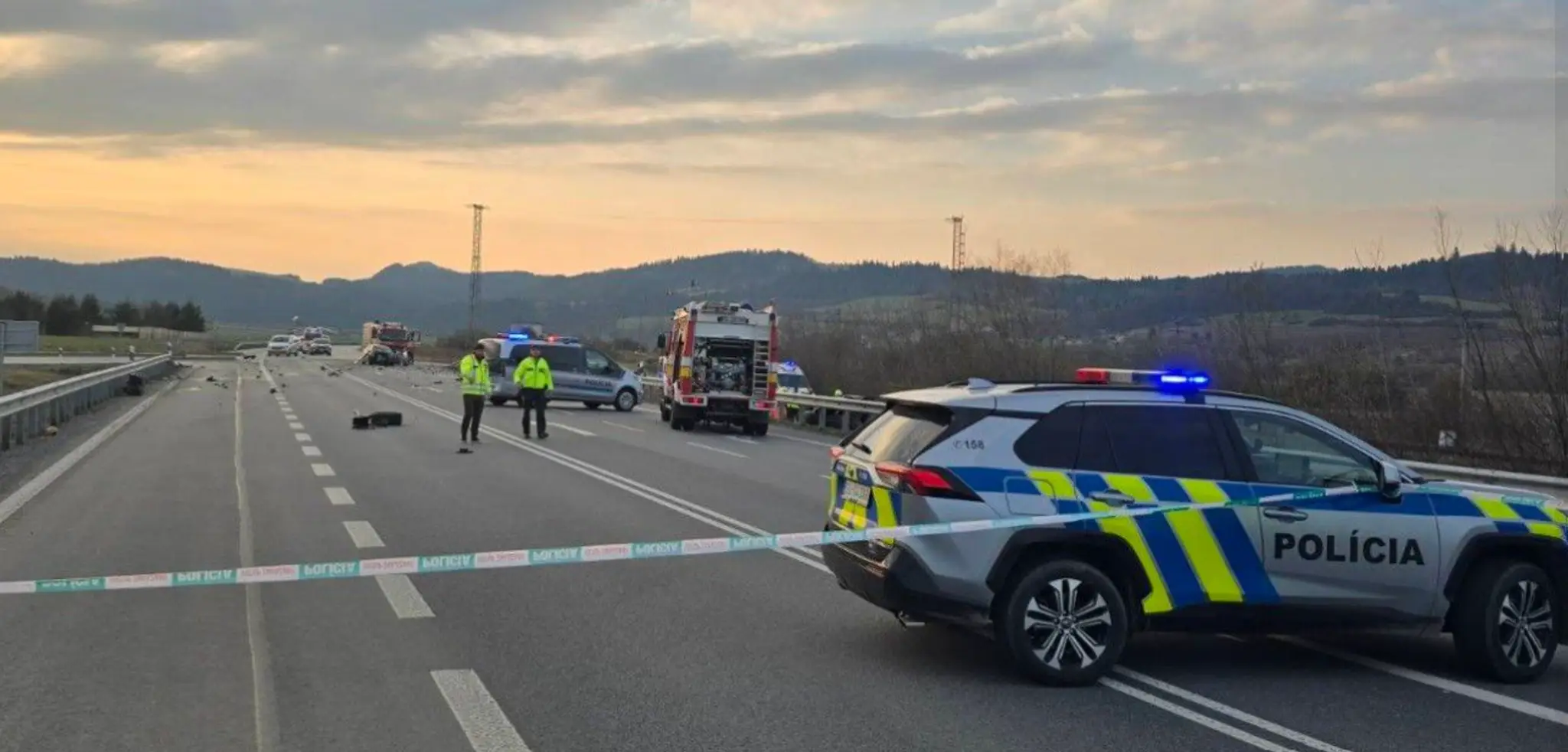 Na snímke polícia dokumentuje nehodu medzi Starou Ľubovňou a Plavnicou, ktorá si vyžiadala jednu obeť.