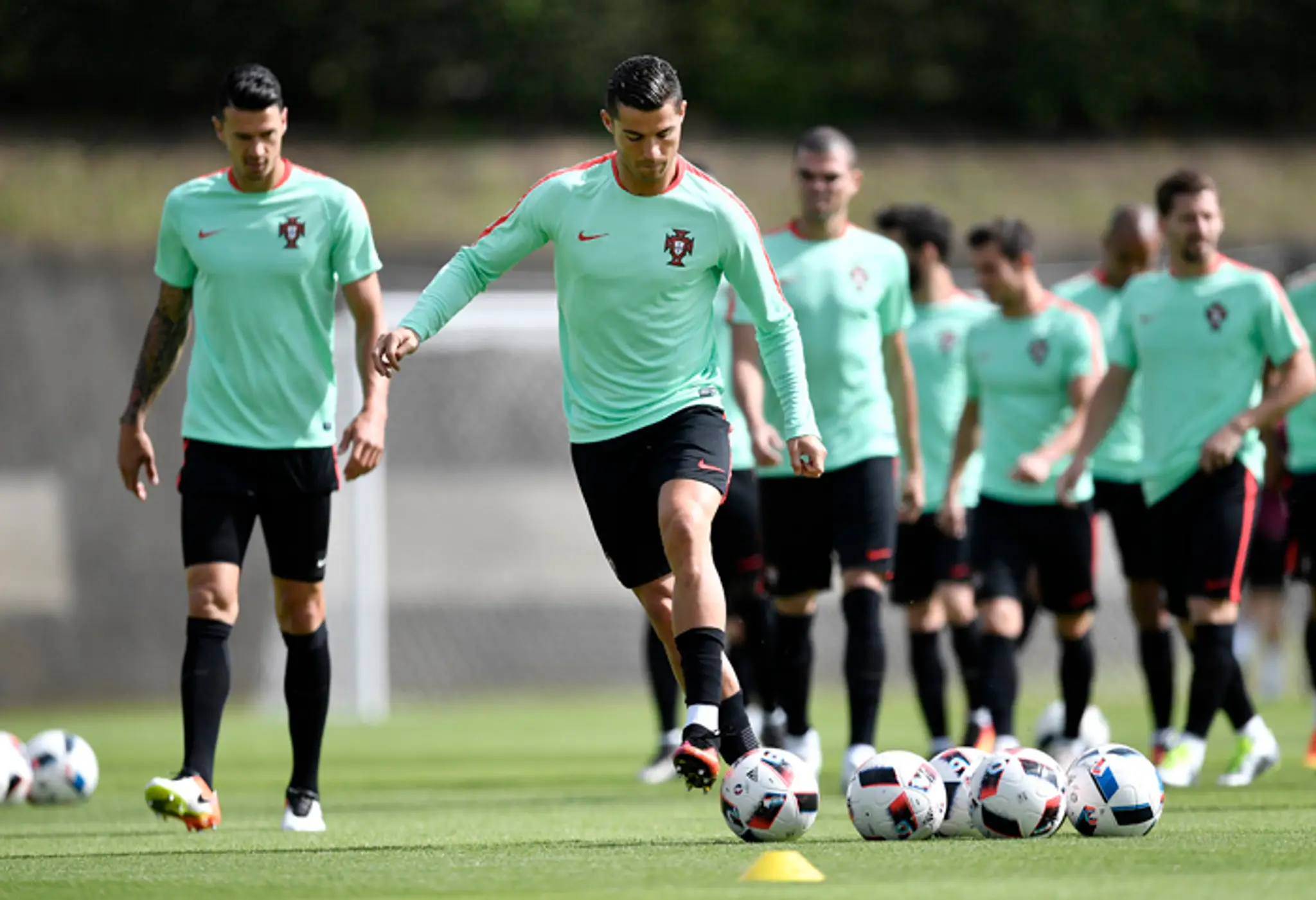 Cristiano Ronaldo počas tréningu portugalského národného tímu na ME.