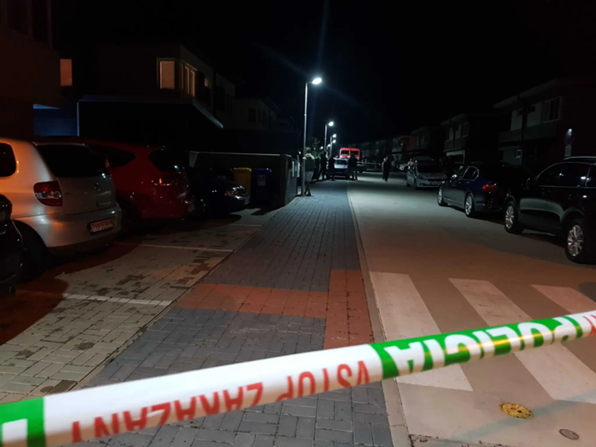 Policajné auto a sanitka pred domom prezidetnky Zuzany Čaputovej po nahlásení bomby.