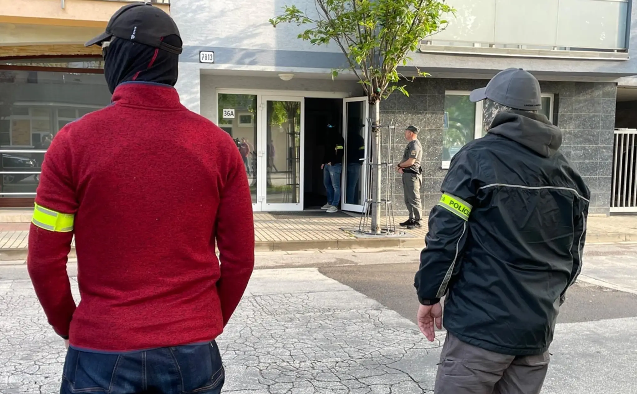 Policajti hliadkujú v Piešťanoch pred procesom s Mikulášom Černákom.