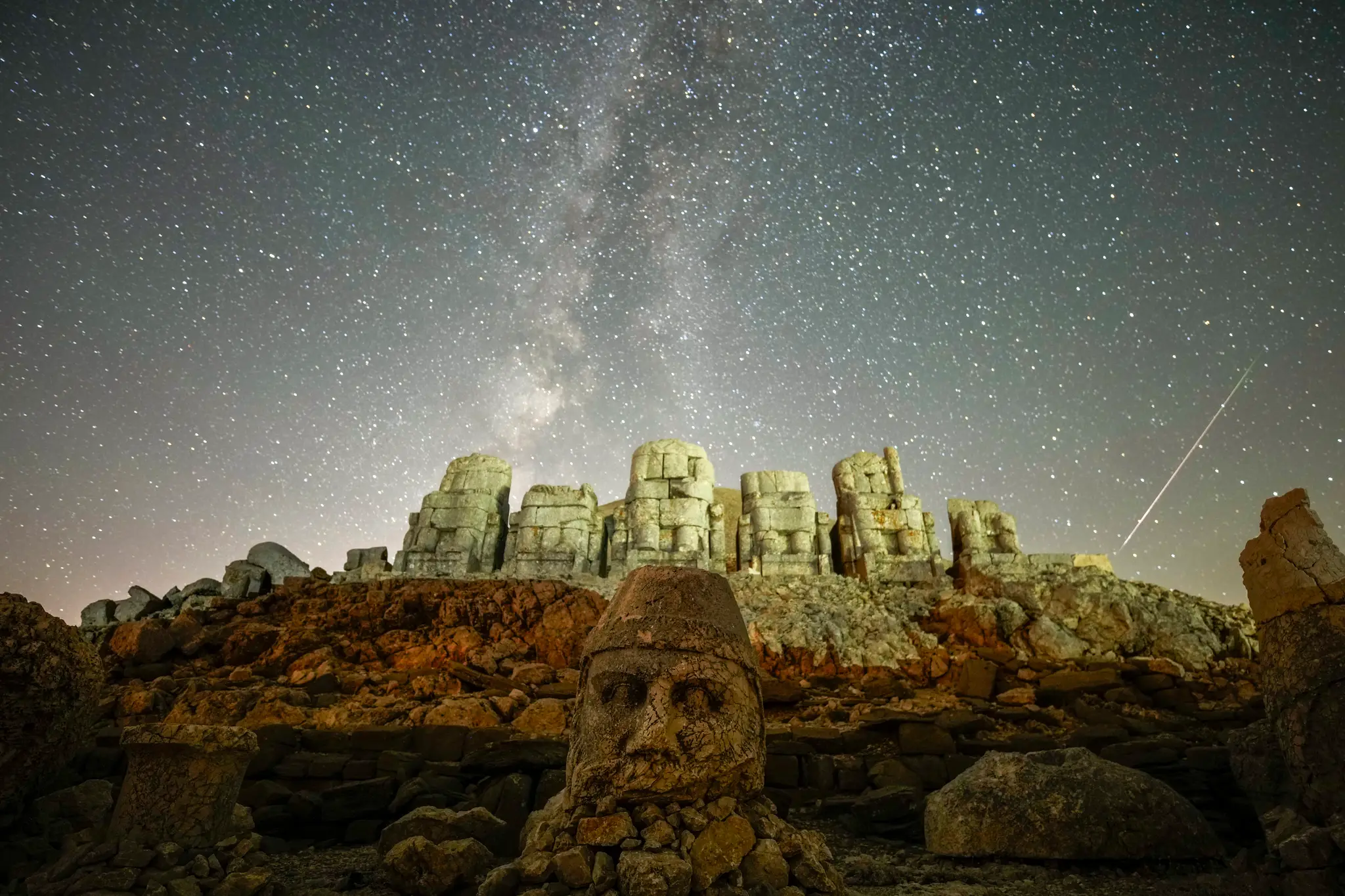 Pozorovanie meteorického roja Perzeíd na vrchu Nemrut Dag v Turecku.