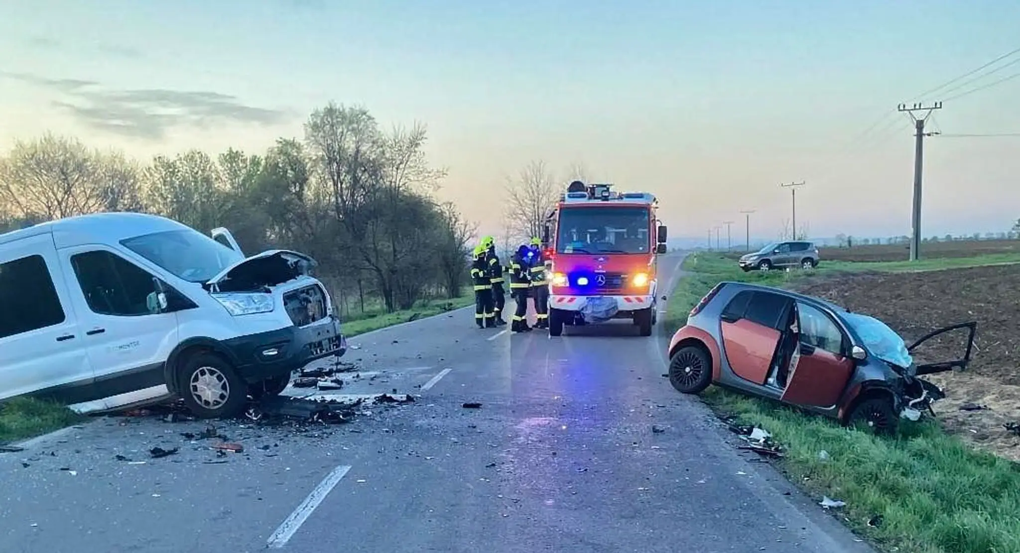 FOTO: Tragické ráno pri Leviciach. Vodič (†35) neprežil zrážku s iným autom