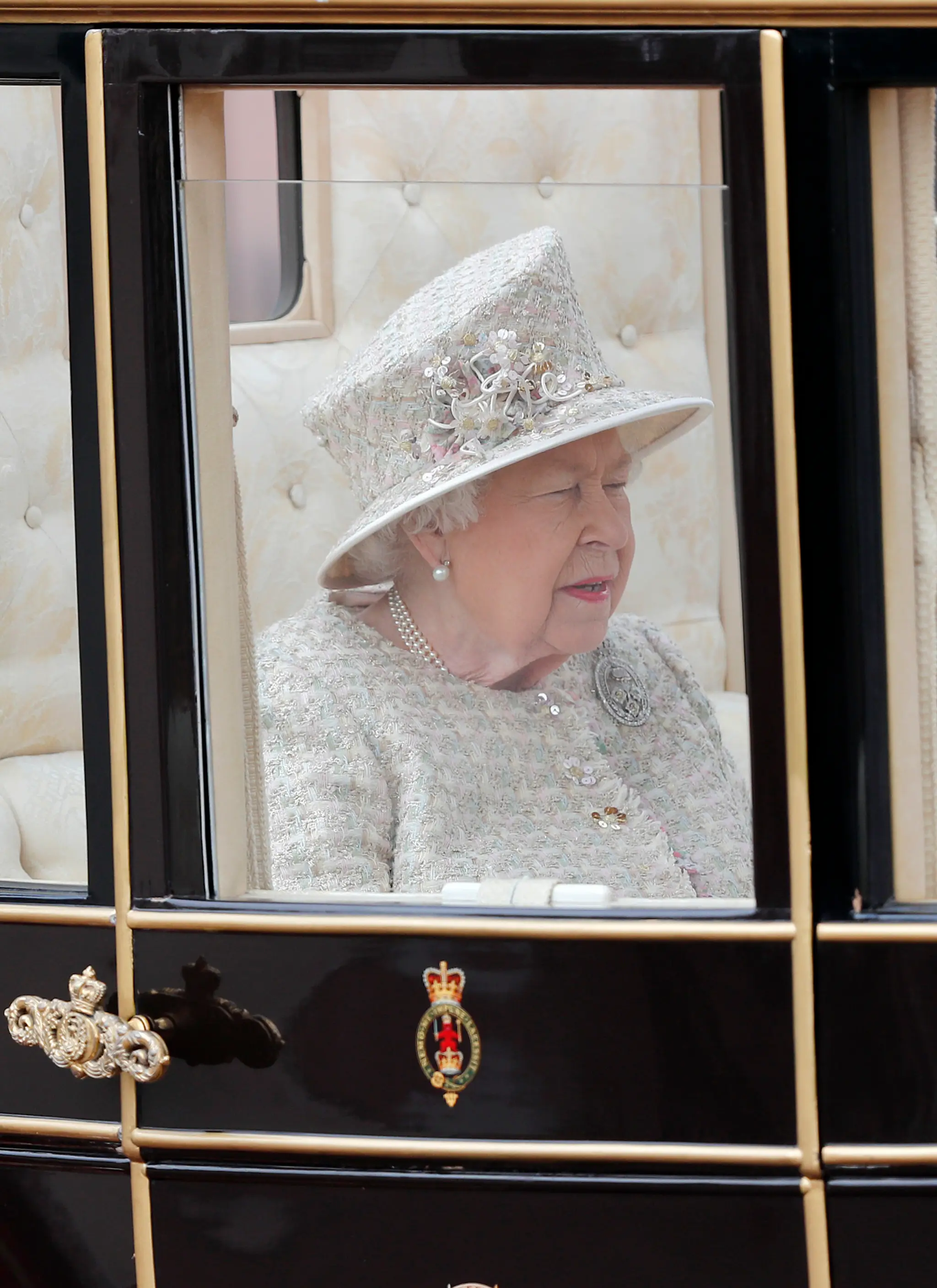 Meghan a Harry v sprievode.