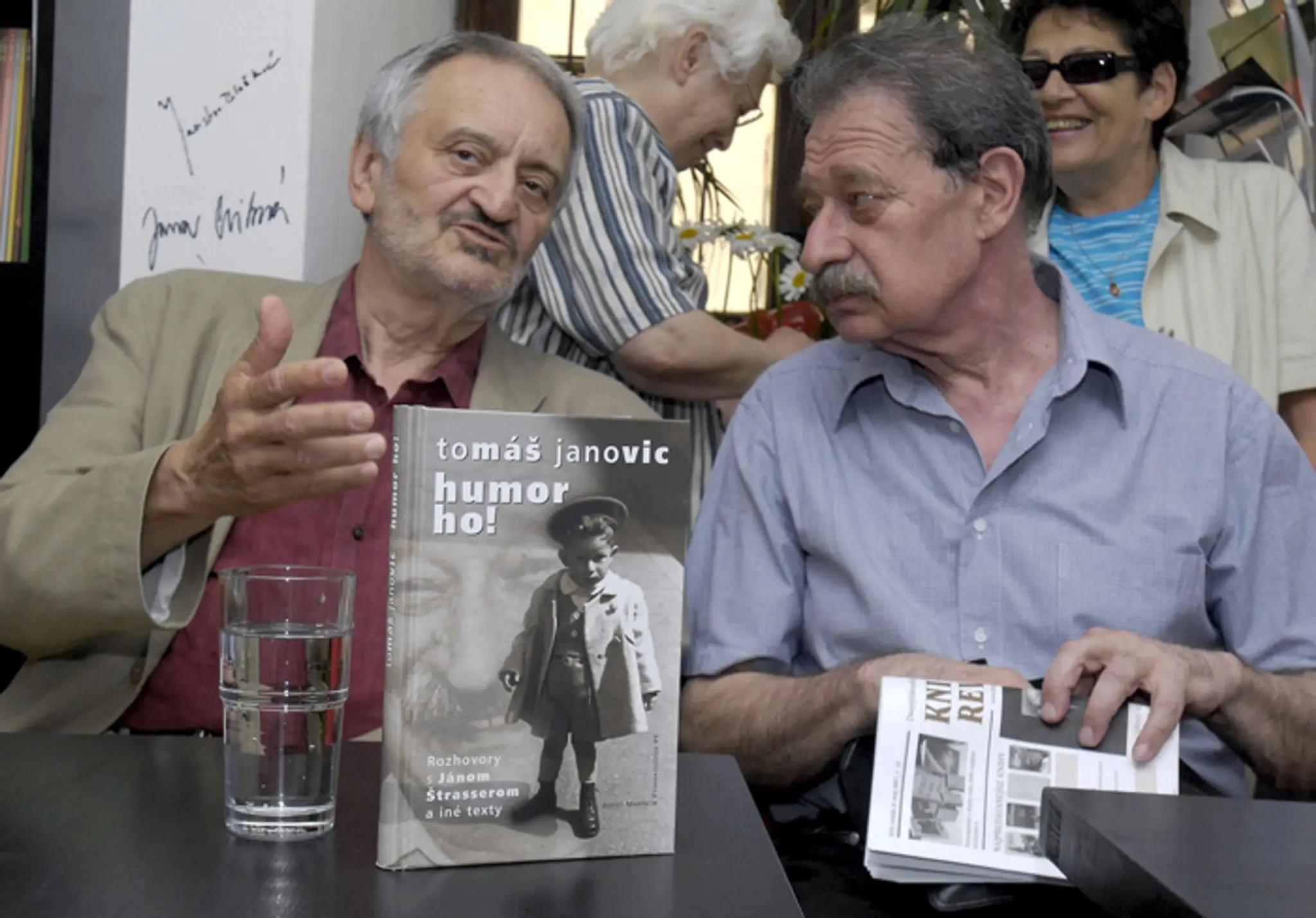 Milan Lasica a Tomáš Janovic na archívnej snímke zo 14. mája 2007 pri predstavení knihy Humor ho!
