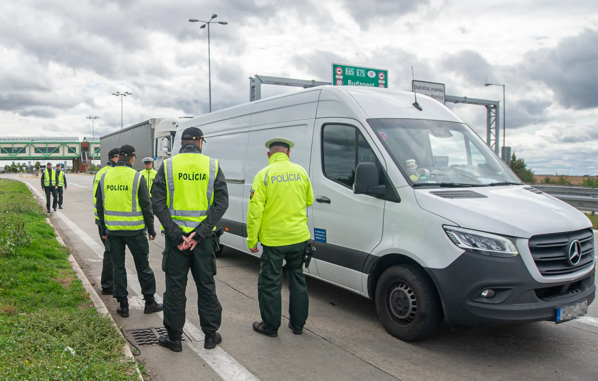 Policajná kontrola na diaľničnom hraničnom priechode Bratislava – Čunovo a Rajka medzi Slovenskom a Maďarskom.