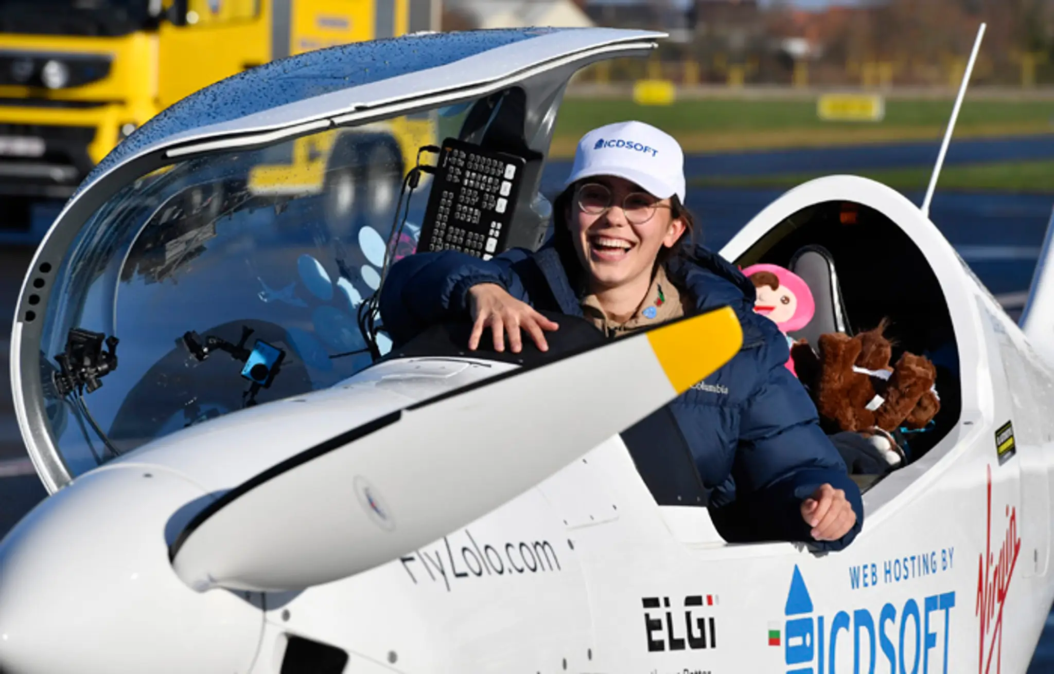 Belgicko-britská pilotka Zara Rutherfordovása (19) teší v kokpite po vytvorení nového svetového rekordu.