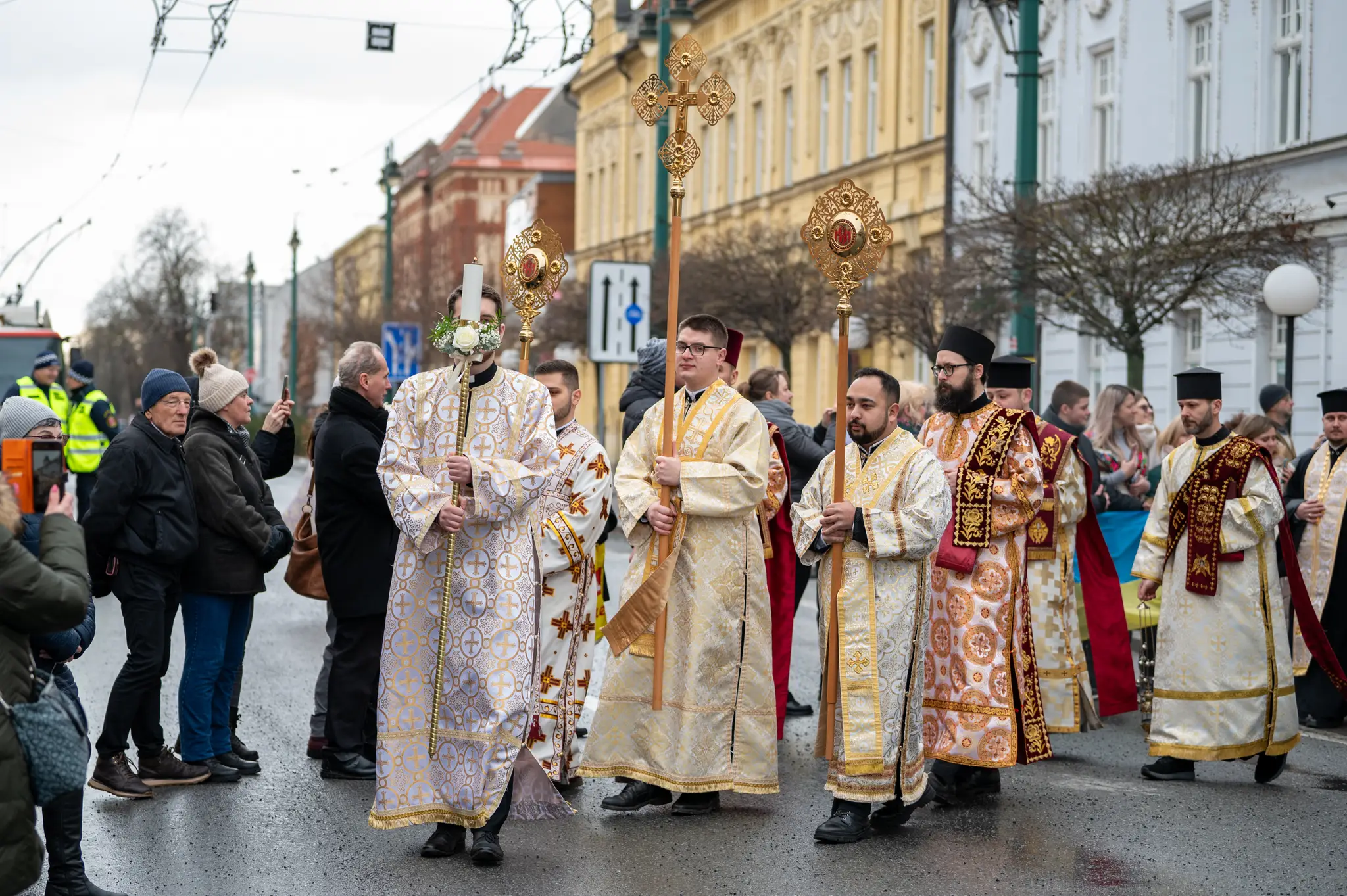 Sprievod biskupov a kňazov