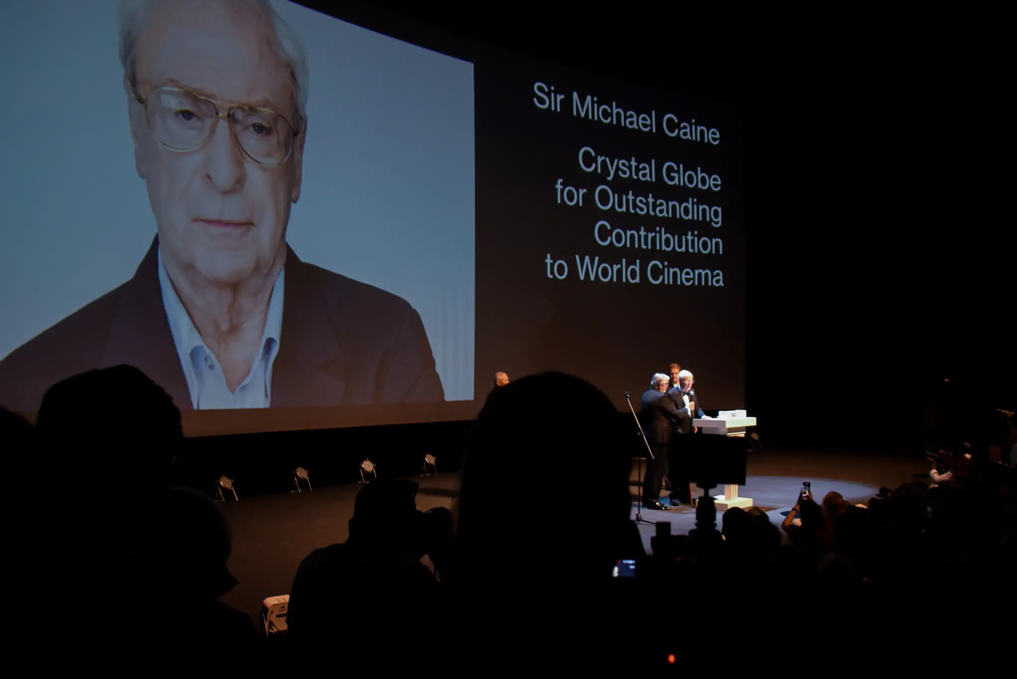 Sir Michael Caine si na 55. ročníku MFF KV prevzal Krištáľový glóbus za mimoriadny umelecký prínos do svetovej kinematografie
