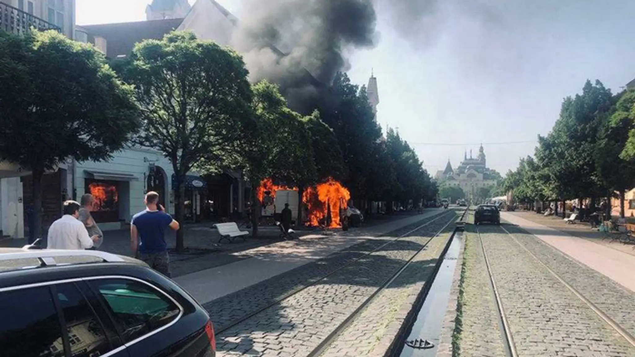 Býk útočí na matadora.