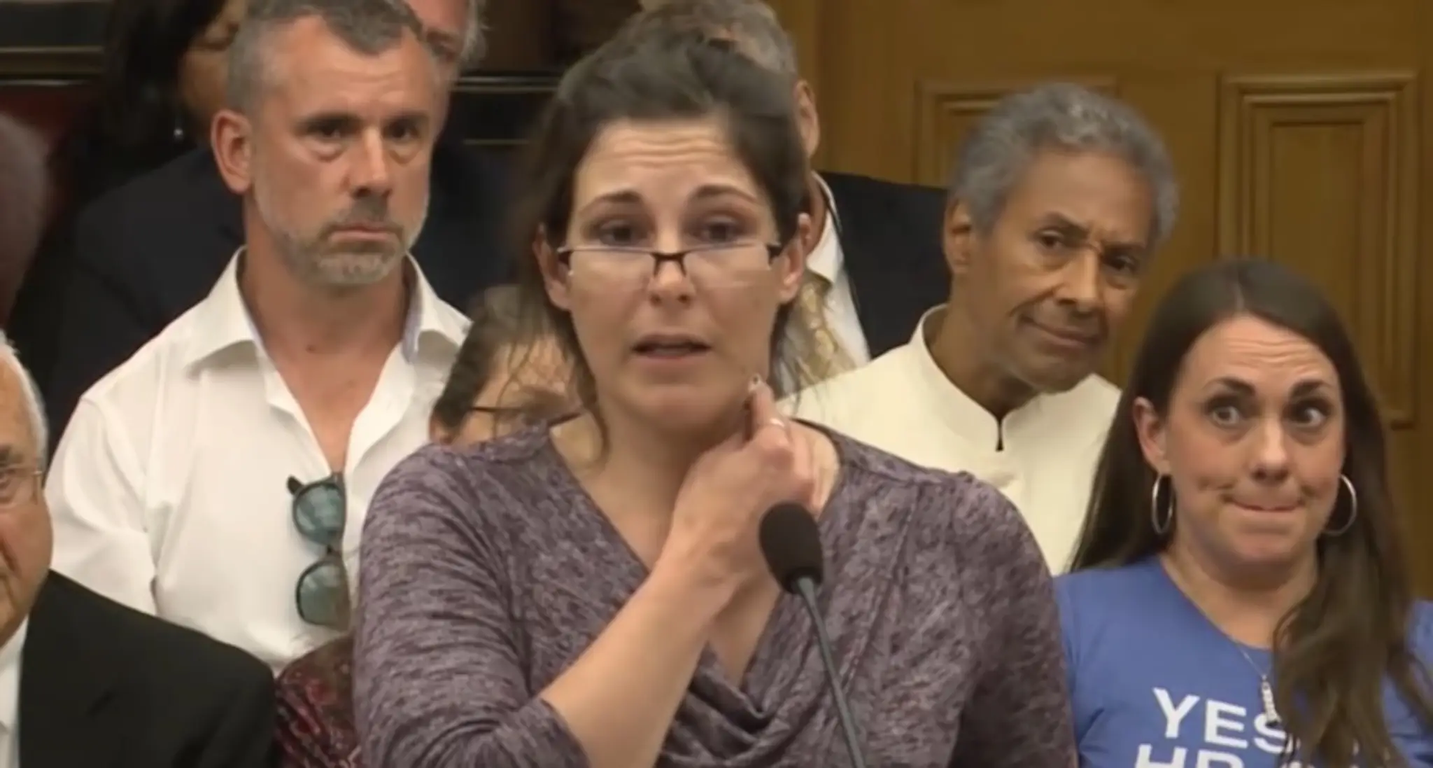 Joanna Overholtová na súde demonštruje magnetizmus.