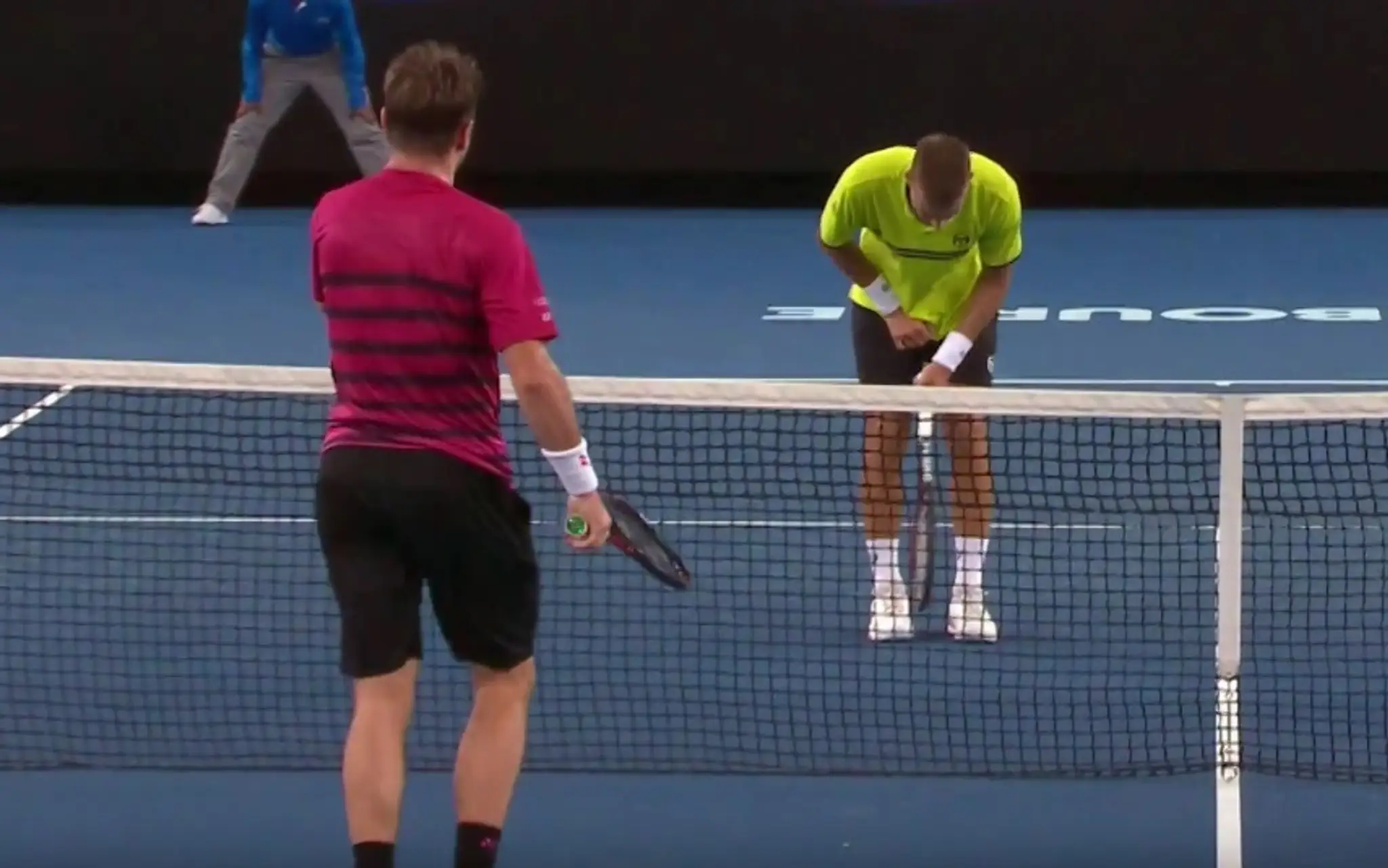 Stan Wawrinka trafil loptičkou Martina Kližana do rozkroku.
