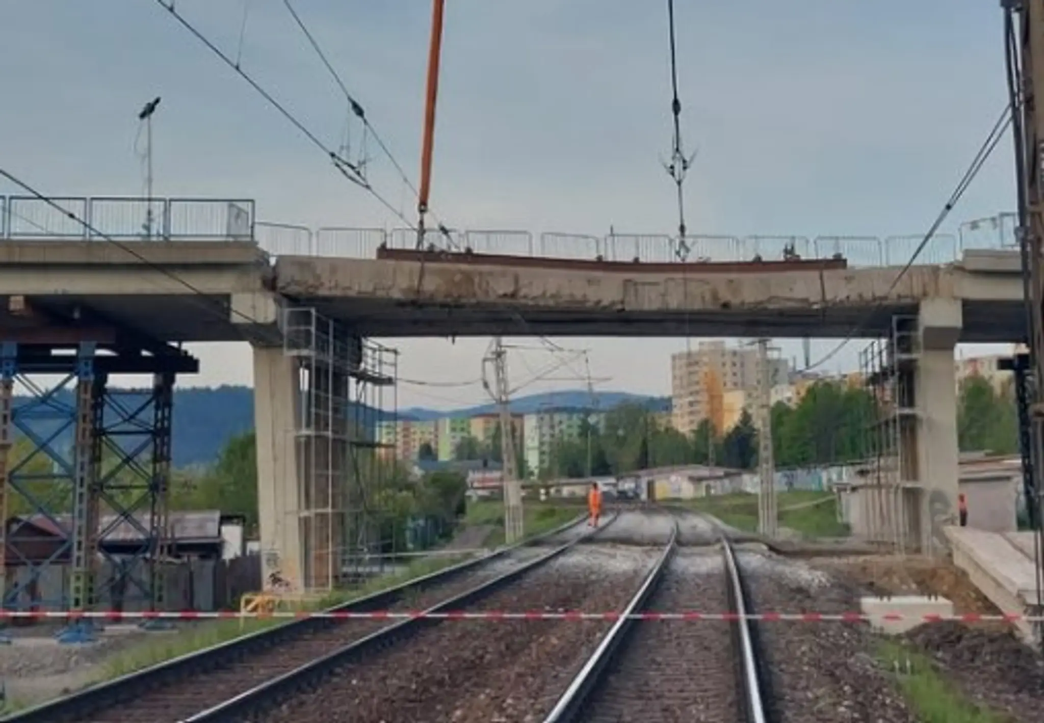 Na snímke poškodený most v Poprade.