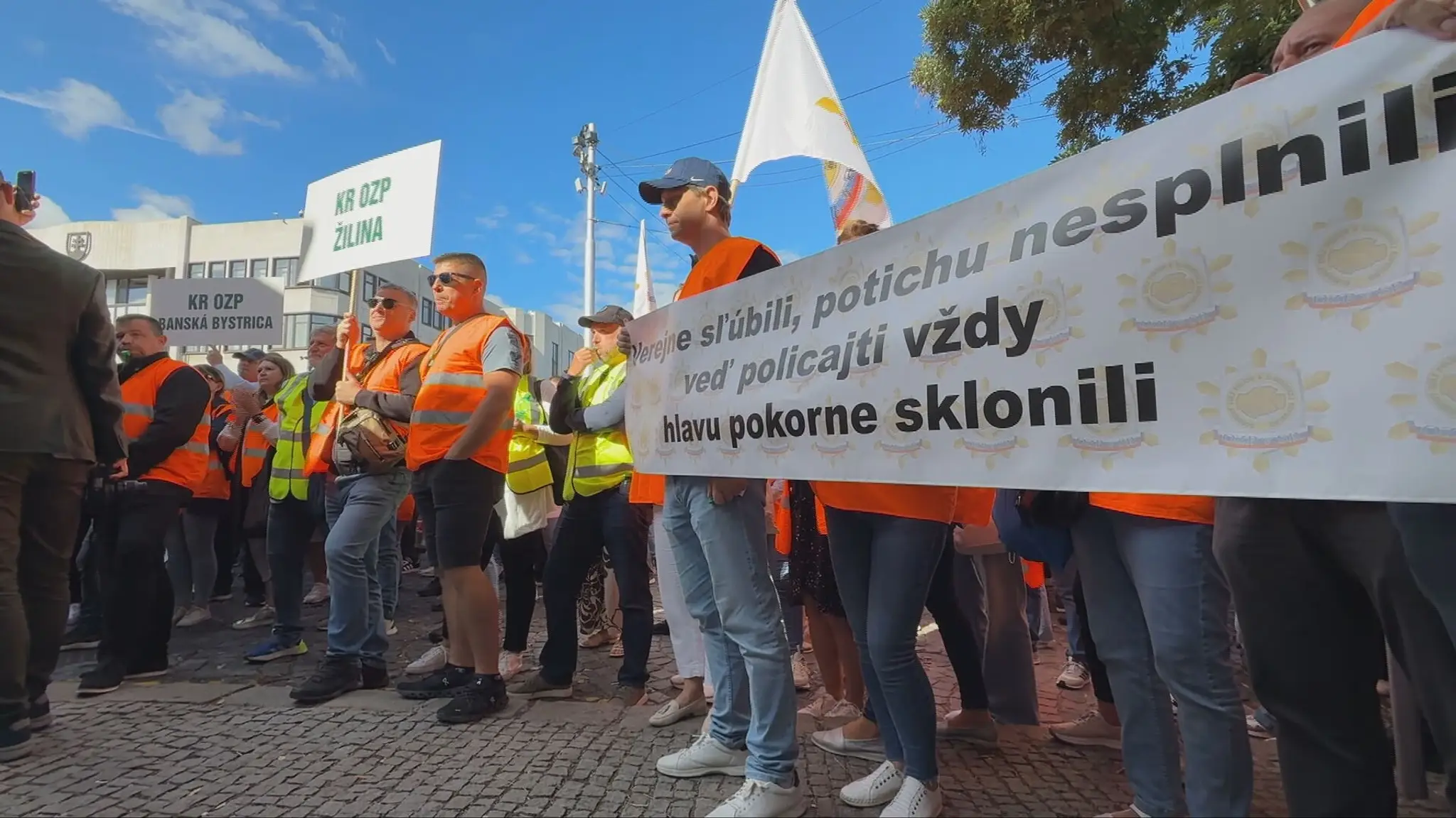 Policajti protestovali pred budovou parlamentu