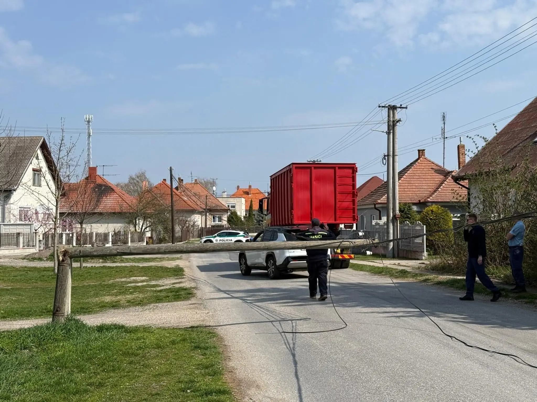 Nákladiak v Malom Lúči strhol elektrický stĺp