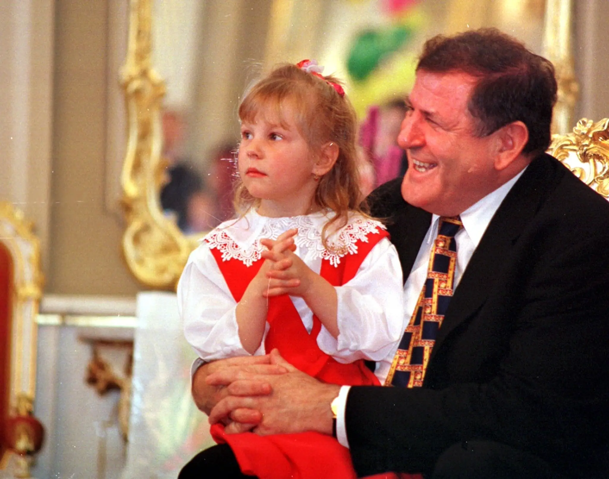 Rok 1998. V Zrkadlovej sieni Úradu vlády SR v Bratislave sa uskutočnilo tradičné stretnutie predsedu vlády SR Vladimíra Mečiara s deťmi narodenými 1. januára 1993.