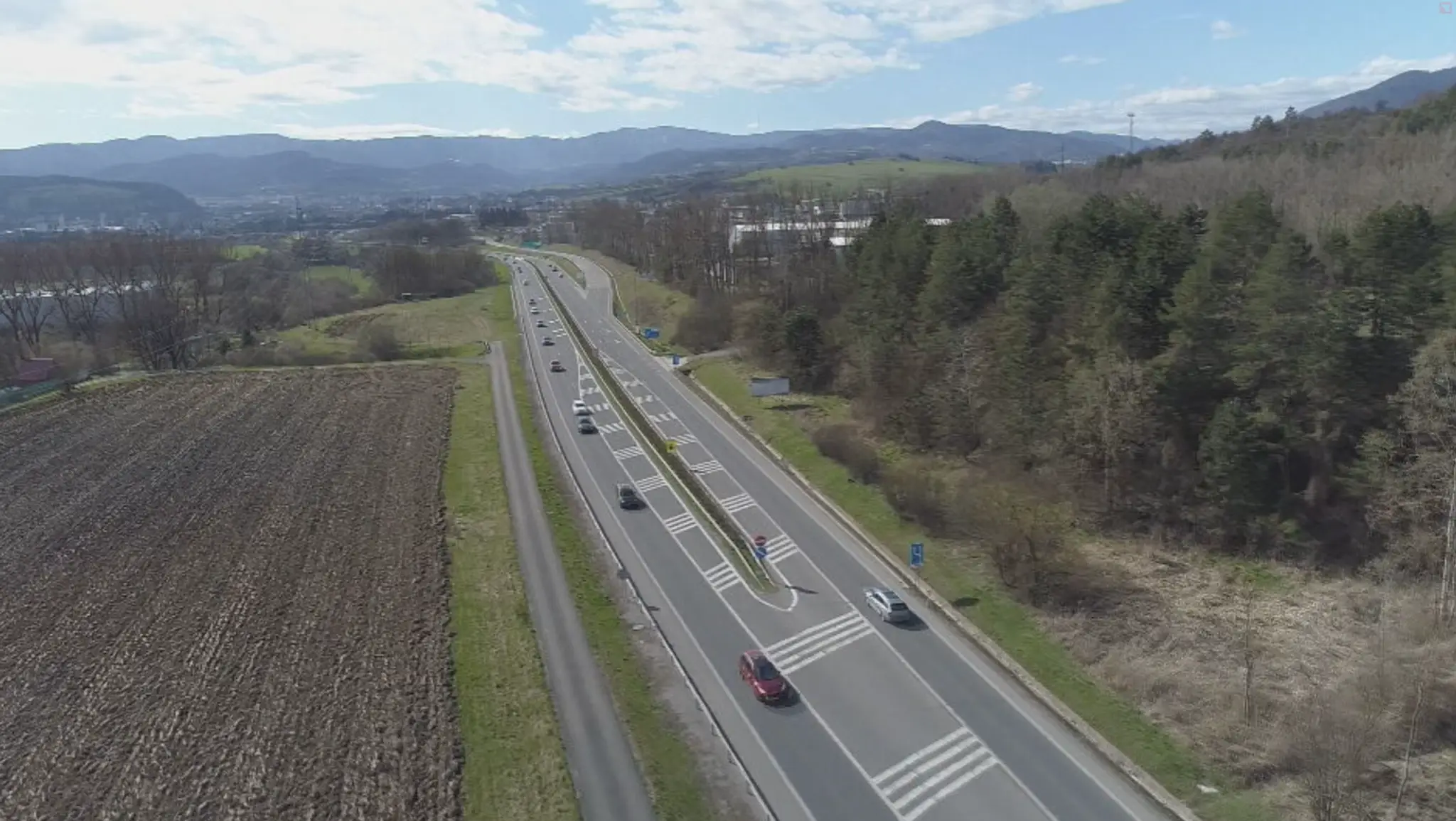 Diaľničný obchvat sa končí hneď za mestom. Na Horehronie pokračuje už len stará cesta.