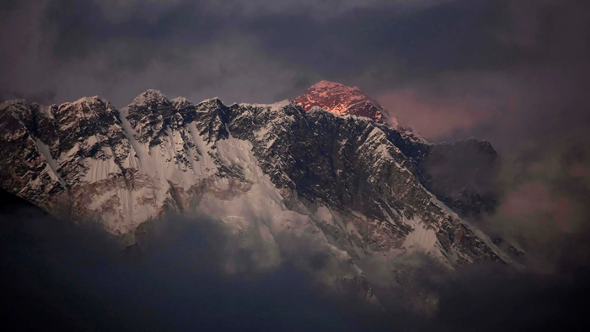 Najvyššia hora sveta Mount Everest meria 8 848 m.