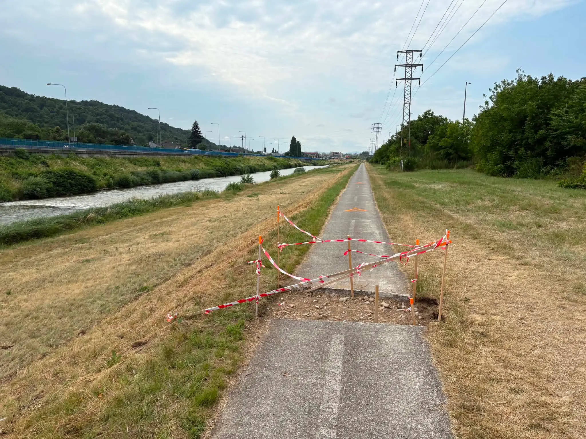 Cesta, ktorú zničili horúčavy.