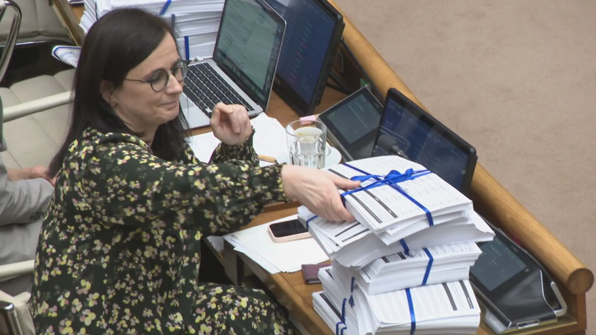 Kopa papierov spustila roztržku v parlamente