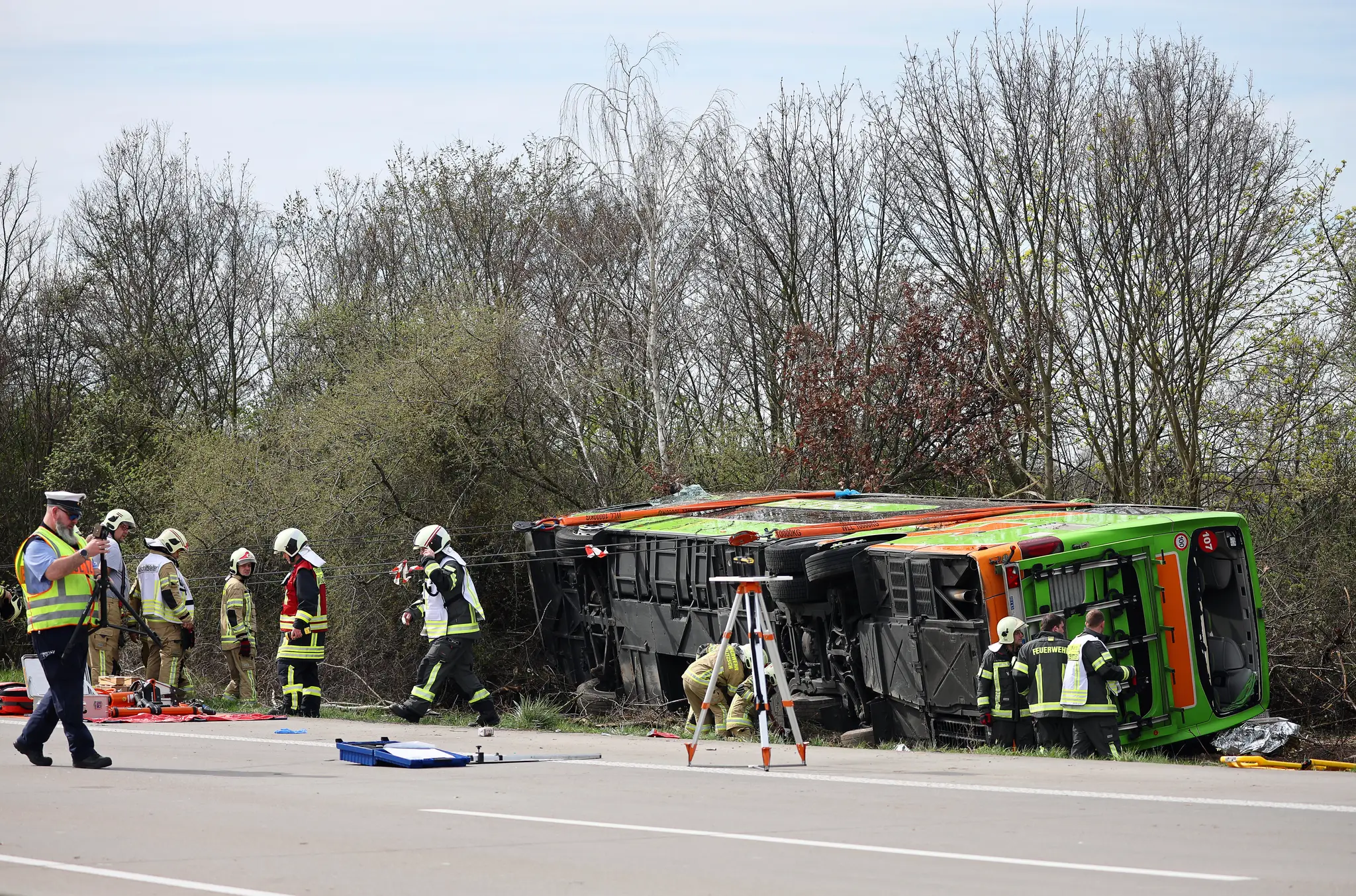 Havarovaný autobus na mieste nehody na diaľnici A9 pri nemeckom meste Schkeuditz