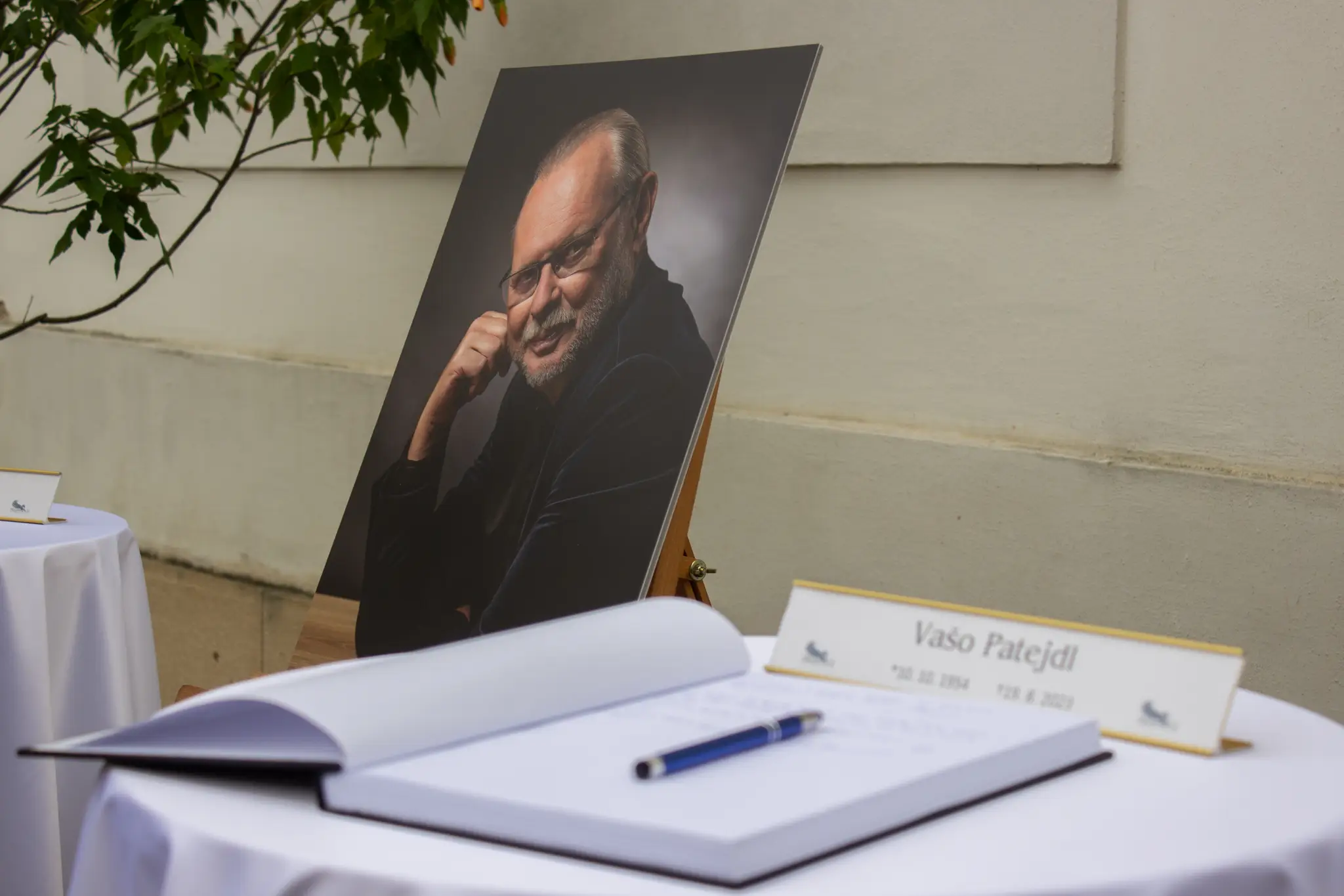 Na snímke fotografia Vaša Patejdlu a pod ňou kondolenčná listina.