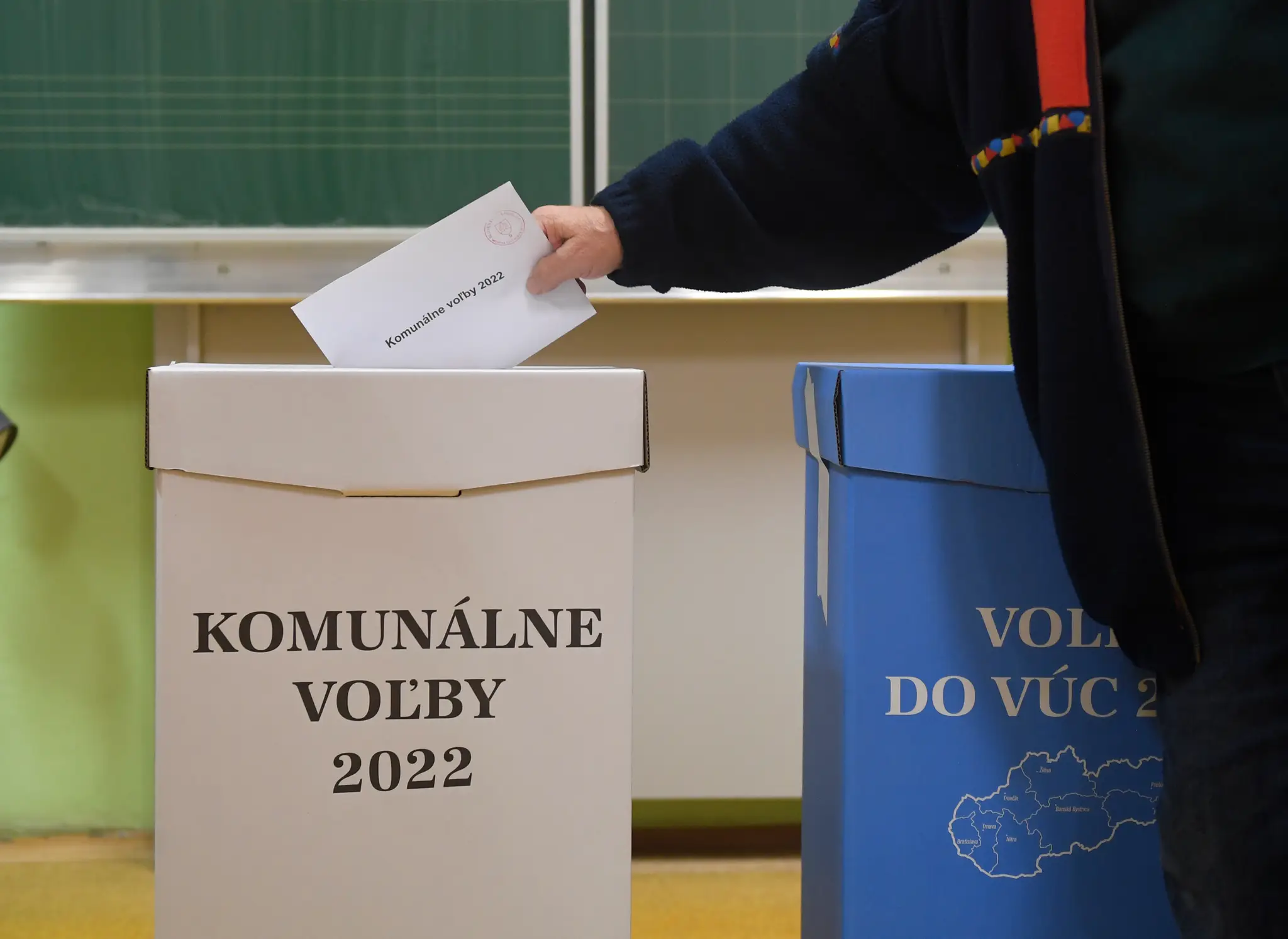 Ilustračná snímka - volič vhadzuje obálku s hlasovacími lístkami do volebnej schránky pre komunálne voľby