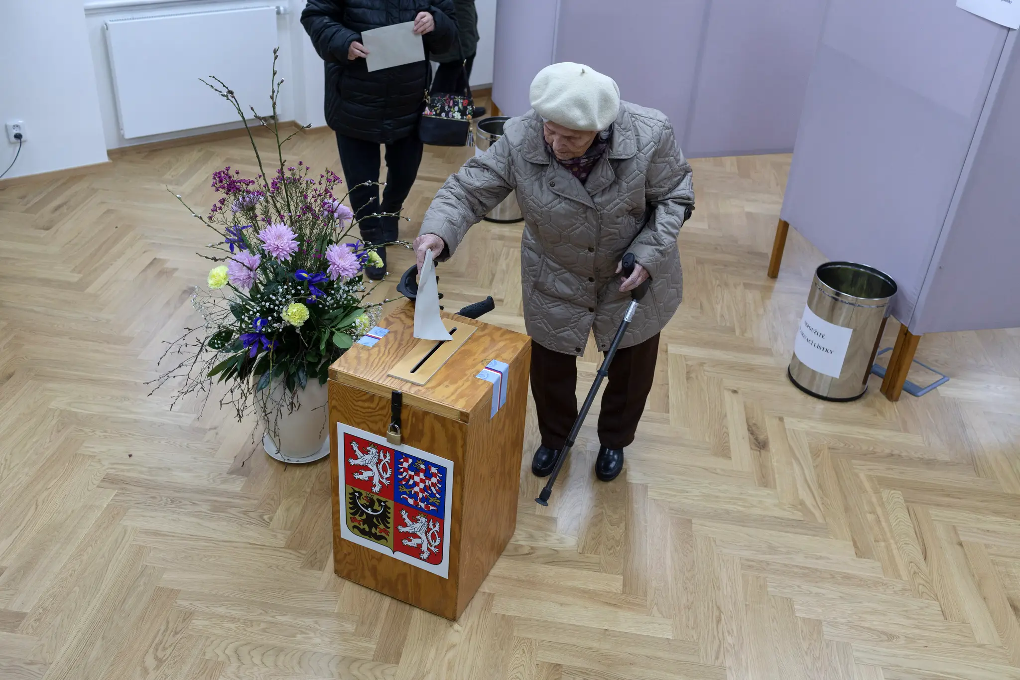 Volička vkladá hlasovací lístok do volebnej schránky počas druhého kola prezidentských volieb vo volebnej miestnosti v českej obci Průhonicek