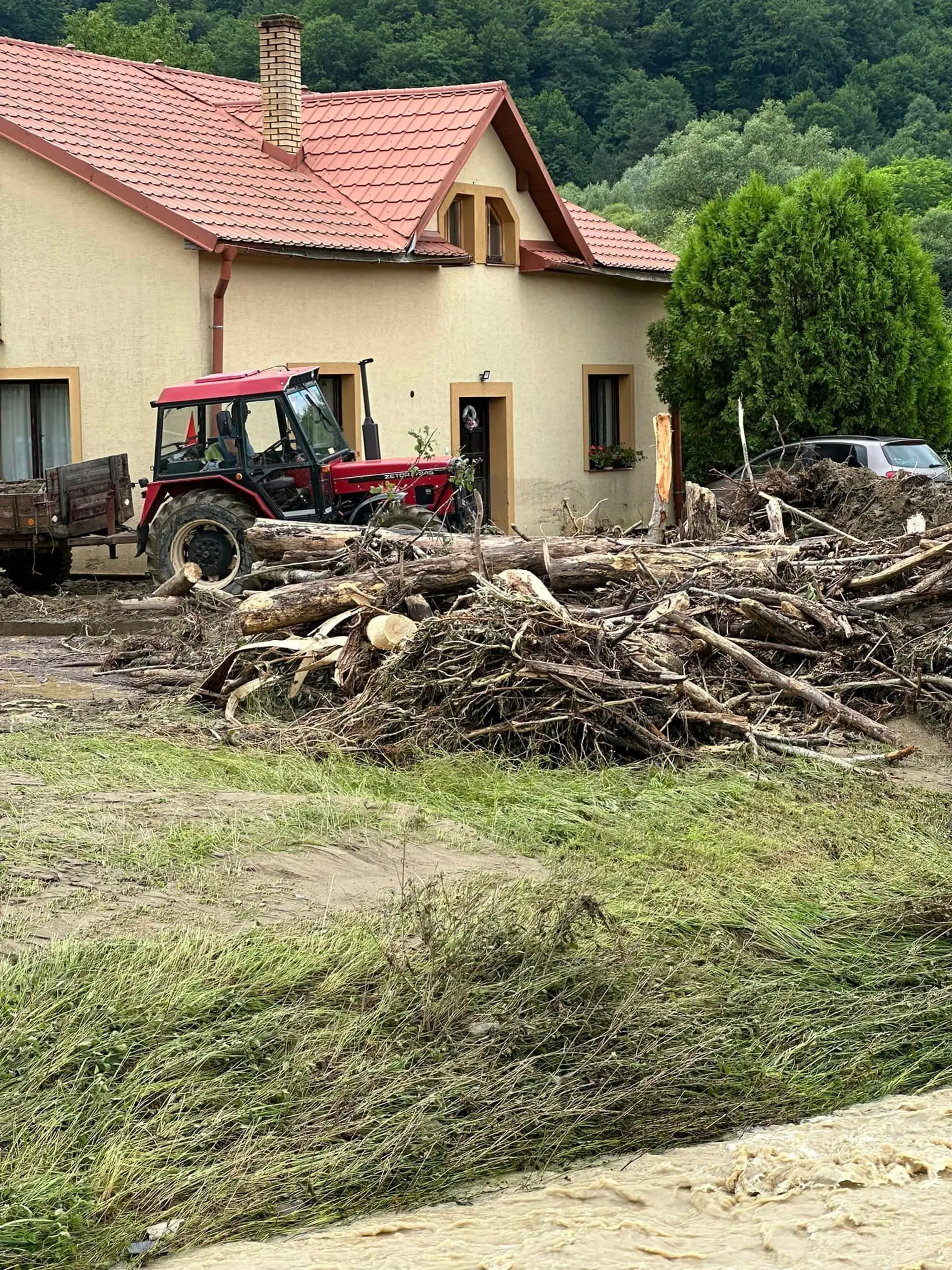 V obciach Ulič, Ubľa, Dúbrava a Michajlov zaplavilo domy i studne.