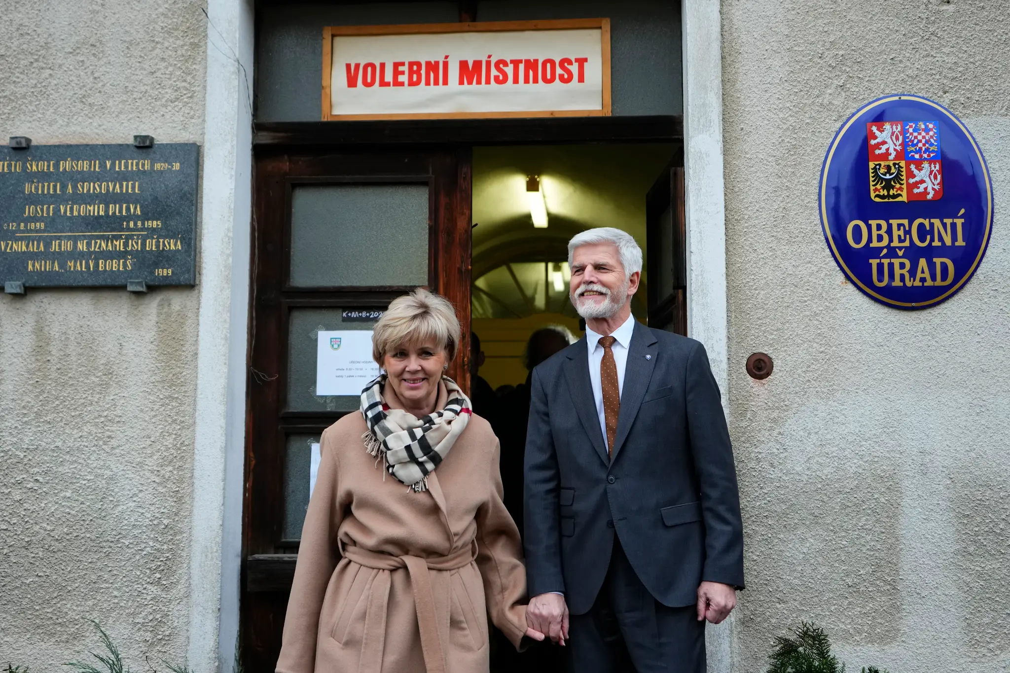 Kandidát v boji o post hlavy štátu Českej republiky, generál vo výslužbe Petr Pavel a jeho manželka Eva opúšťajú volebnú miestnosť po volebnom akte v druhom kole prezidentských volieb v českej obci Černouček