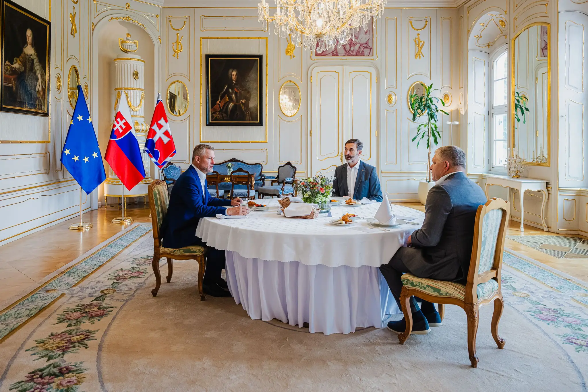 Na snímke zľava prezident SR Peter Pellegrini, minister zahraničných vecí a európskych záležitostí SR Juraj Blanár a predseda vlády SR Robert Fico