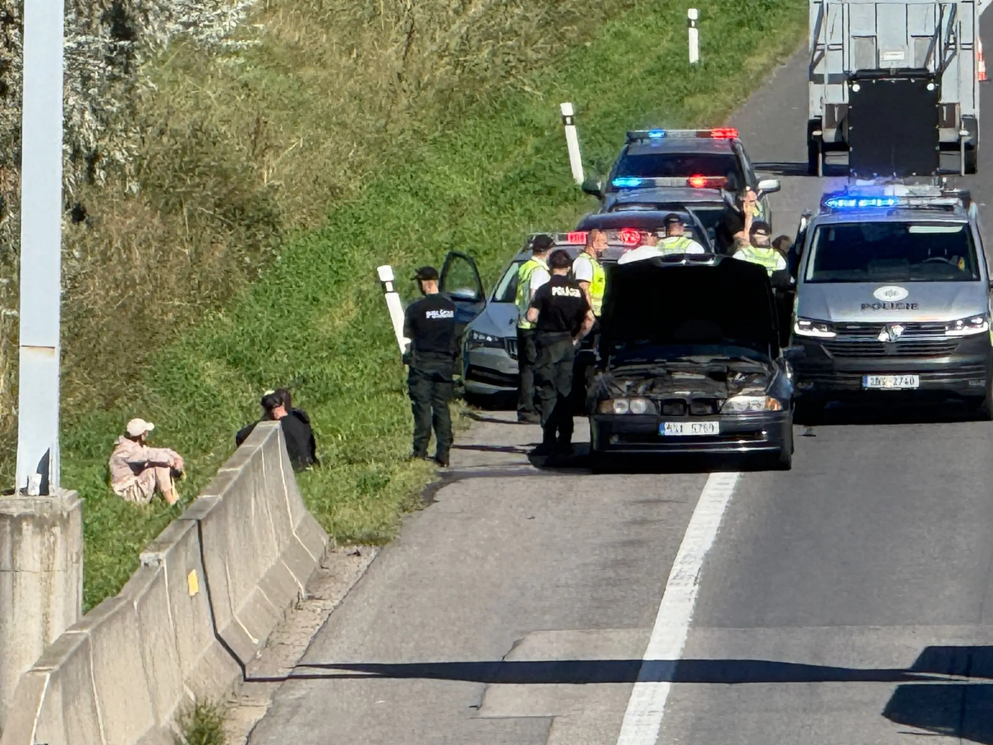 Veľká pátracia akcia na západnom Slovensku. Muž na úteku je vodičom prenasledovaného auta