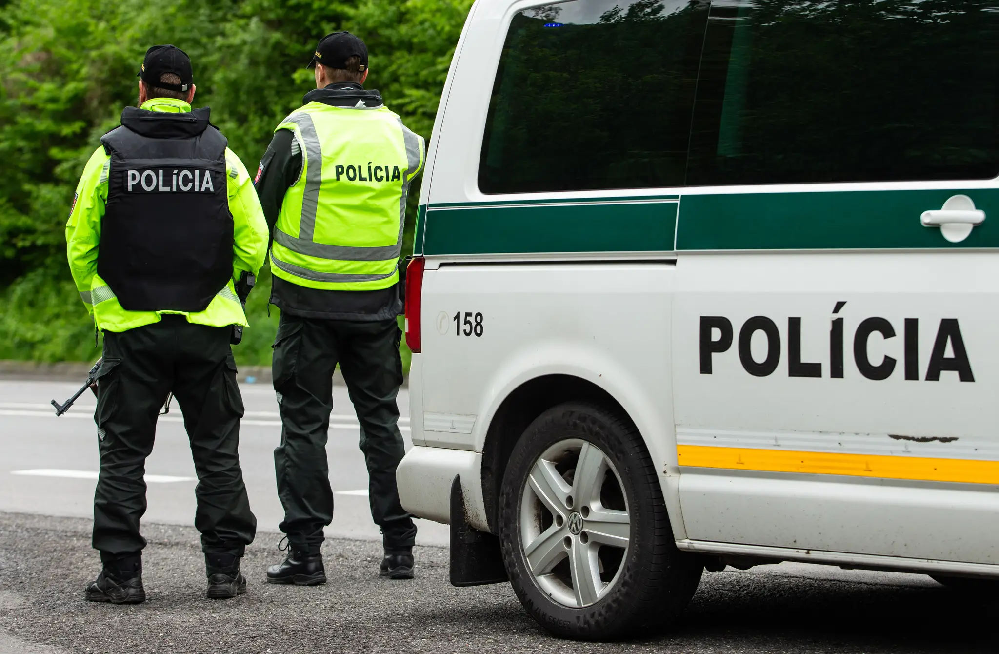 Na snímke policajné kontroly.