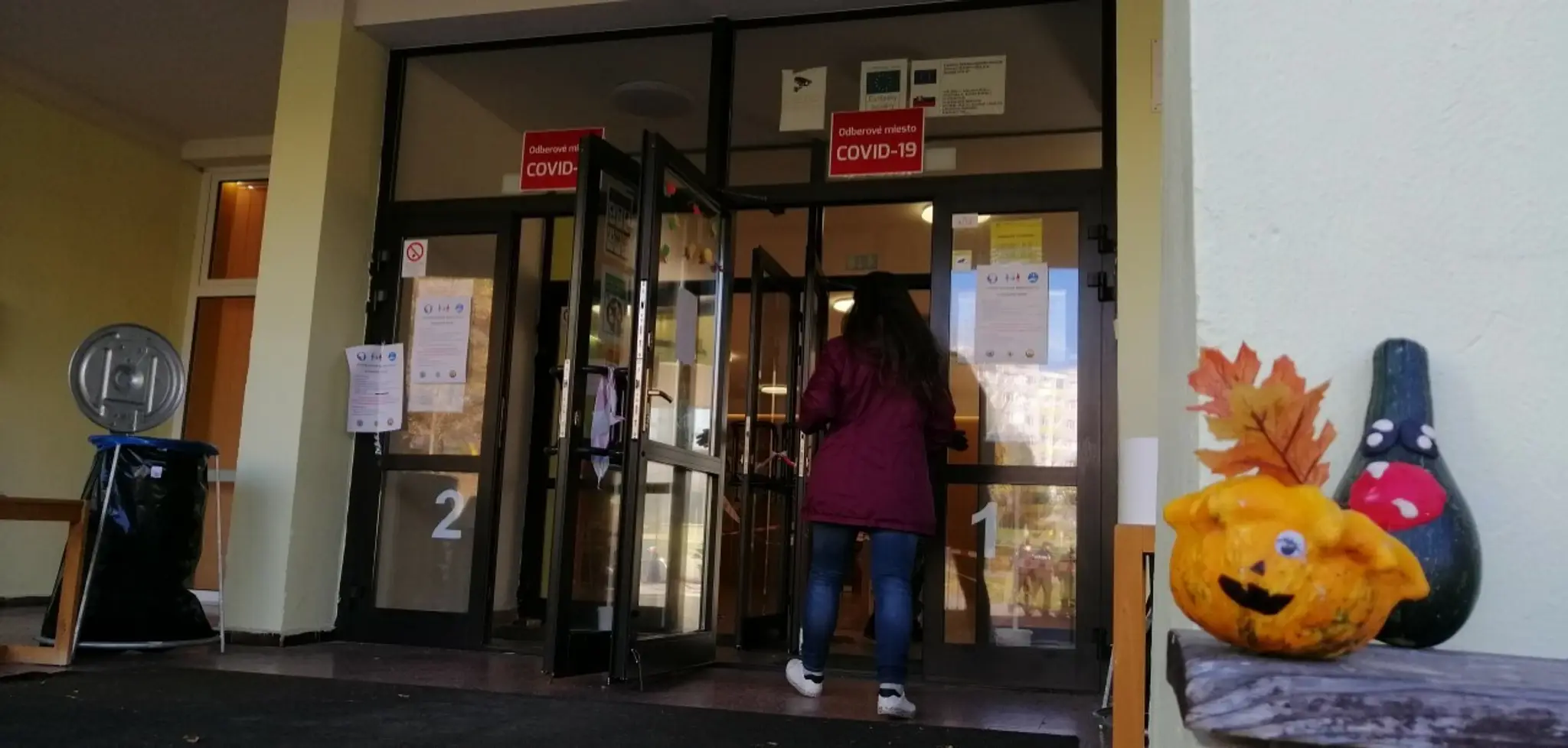 Polícia pred Špecializovaným trestným súdom v Pezinku