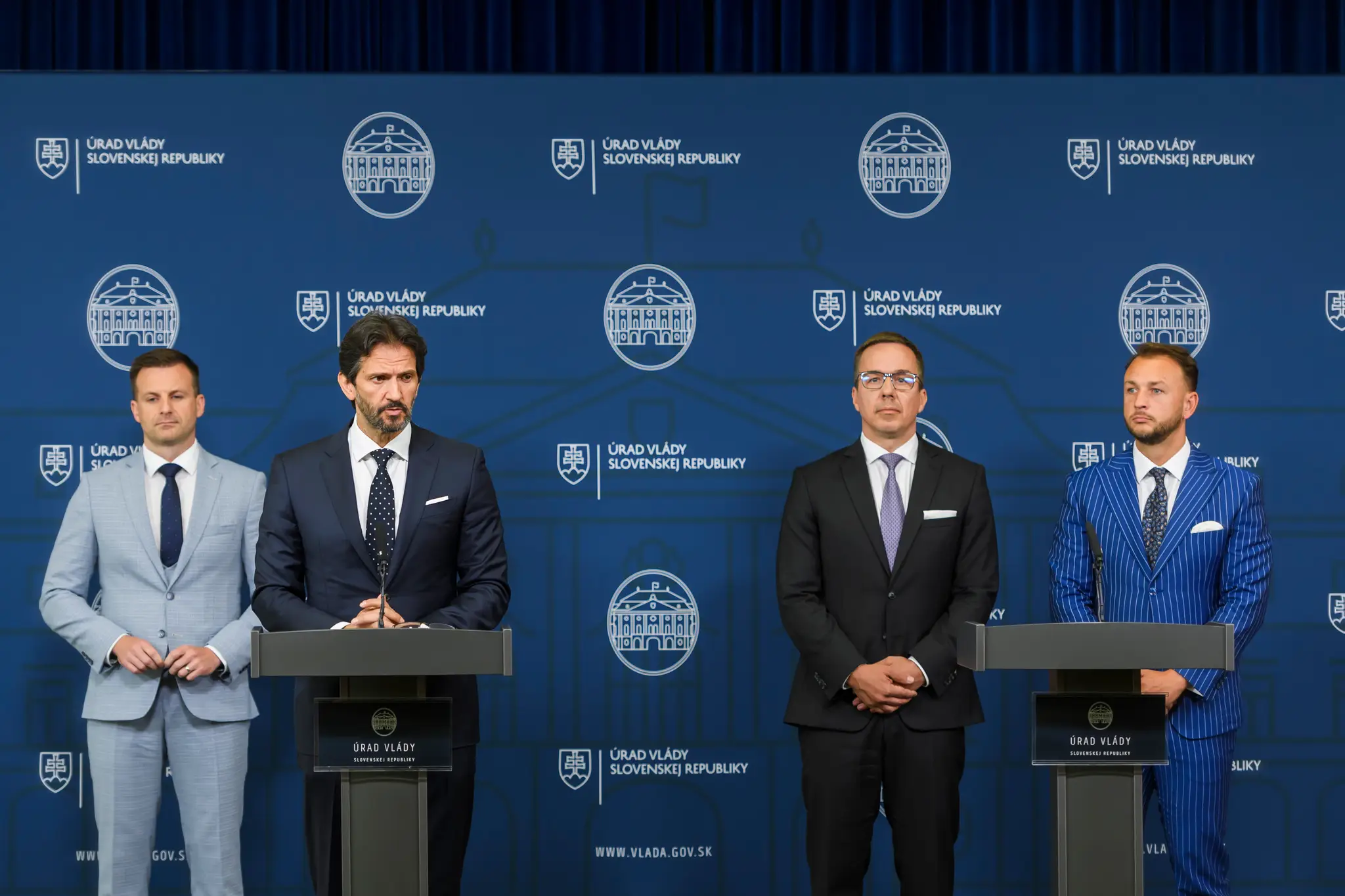 Na snímke zľava vedúci Úradu vlády SR Juraj Gedra, vicepremiér a minister obrany SR Robert Kaliňák (Smer-SD), minister práce, sociálnych vecí a rodiny SR Erik Tomáš (Hlas-SD) a minister vnútra SR Matúš Šutaj Eštok (Hlas-SD)