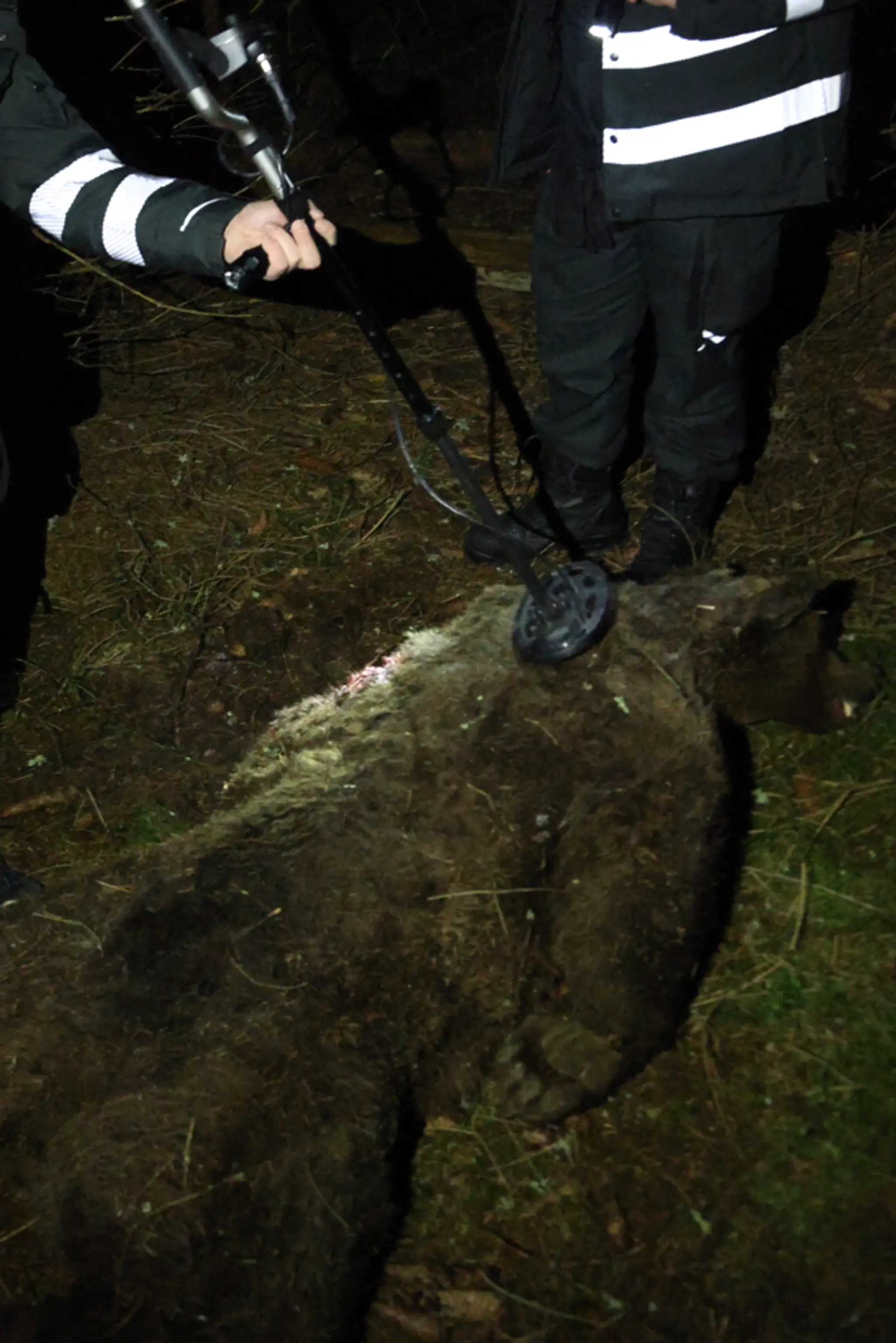 Príslušníci enviropolície a Správy TANAPU pri obhliadke nálezu.