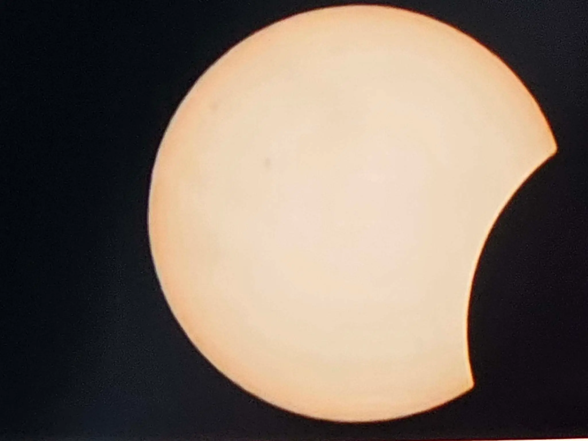 Zatmenie Slnka nad obcou Hradište