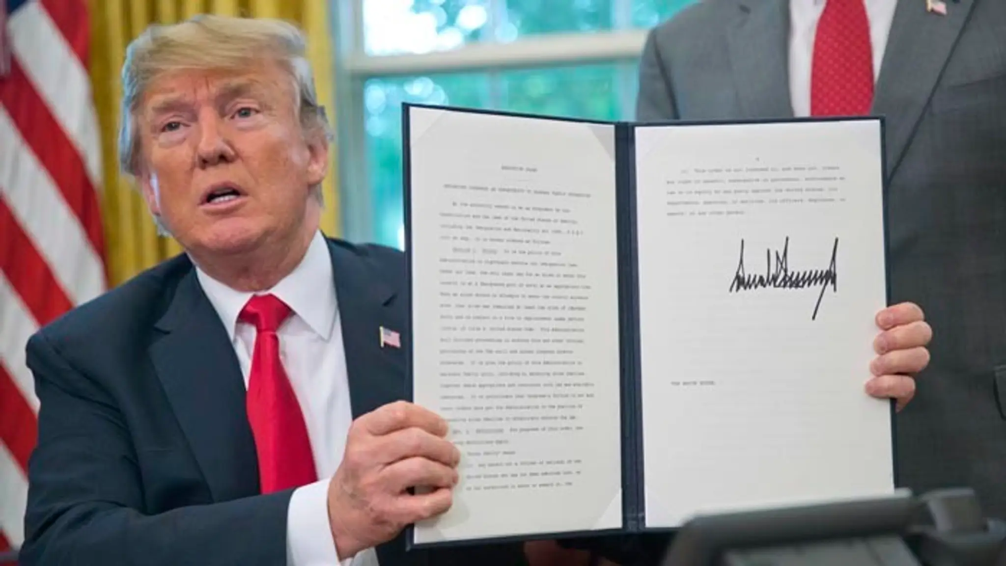 Trump podpísal nariadenie, ktoré udrží pokope rodiny migrantov.