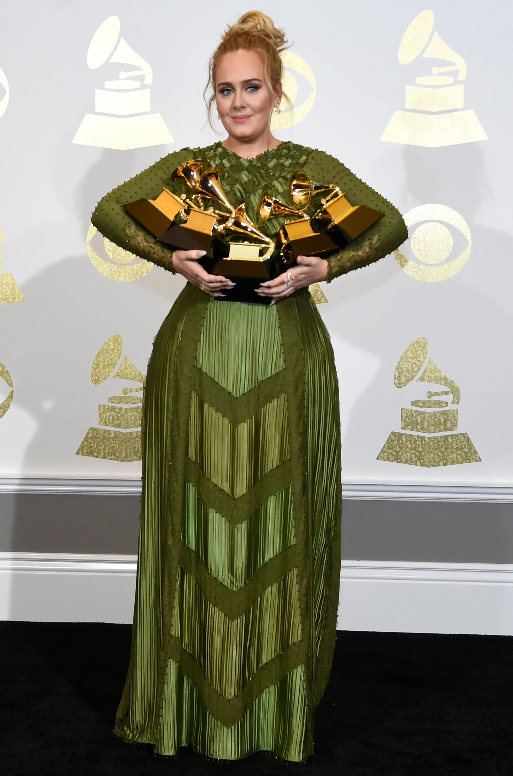 Adele na trofeje premenila všetkých päť nominácií.