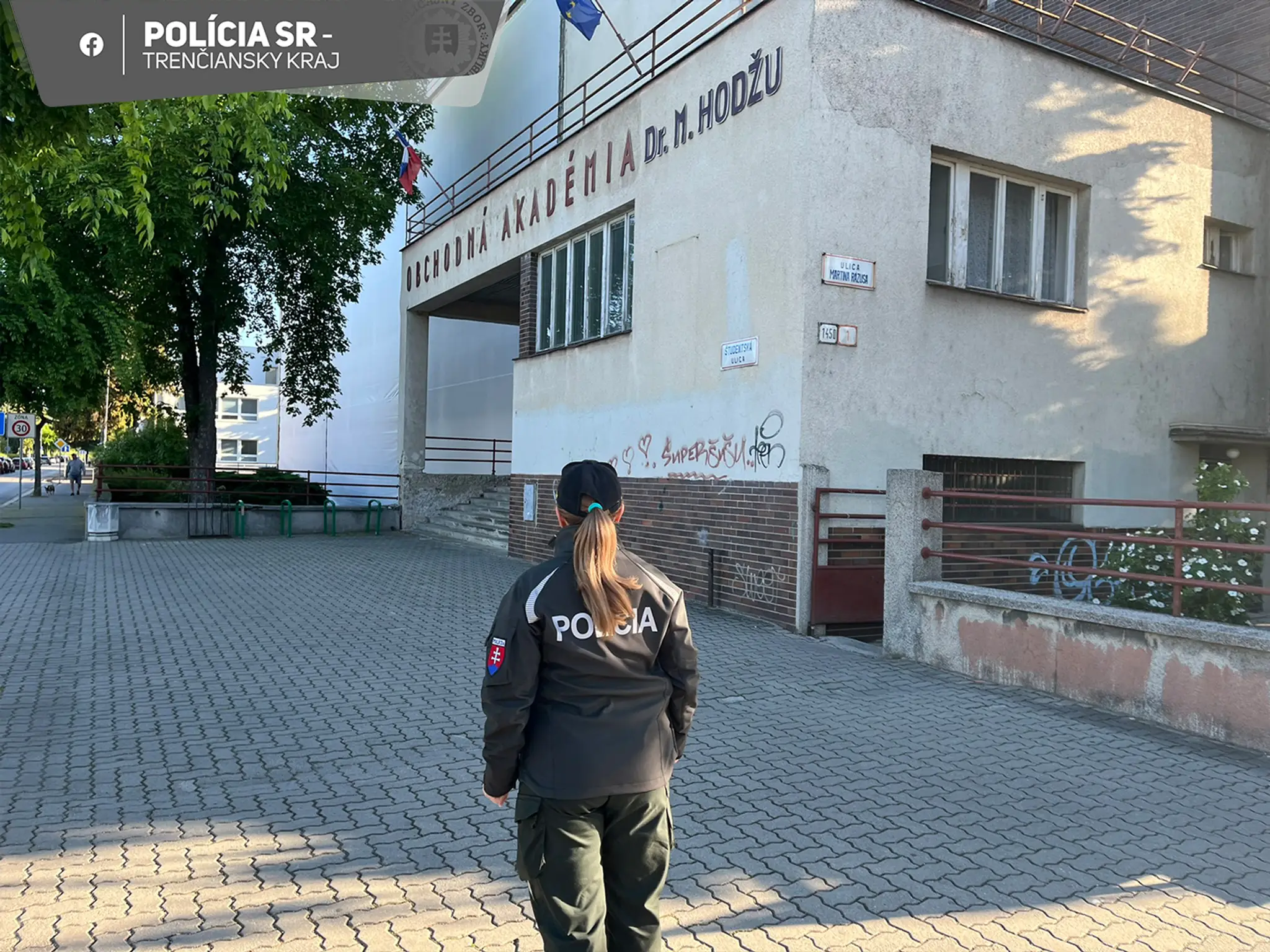 Školy strážia po výhražných e-mailoch policajti.