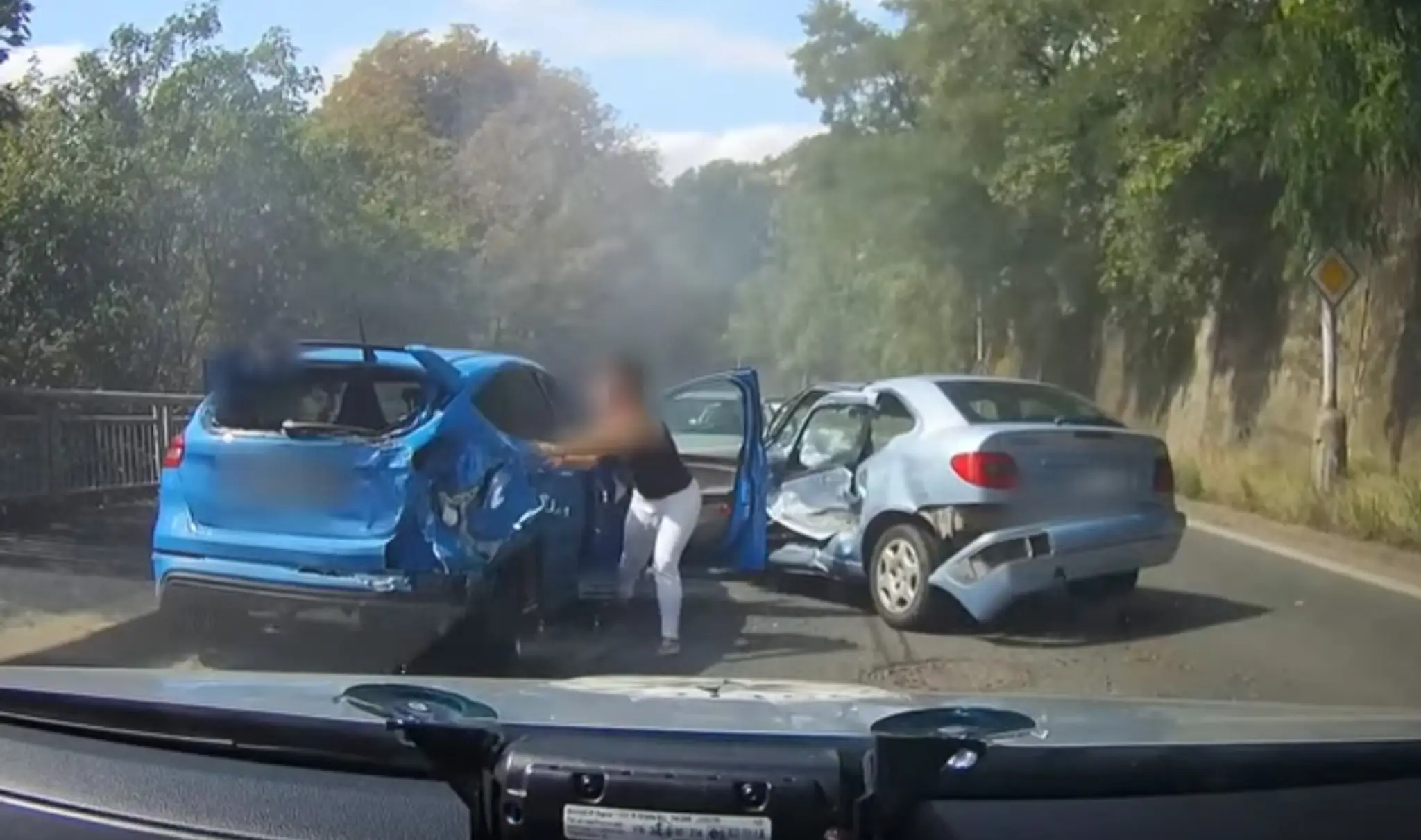 Českí policajti naháňali recidivistu. Vrazil do auta, v ktorom sedelo malé dieťa