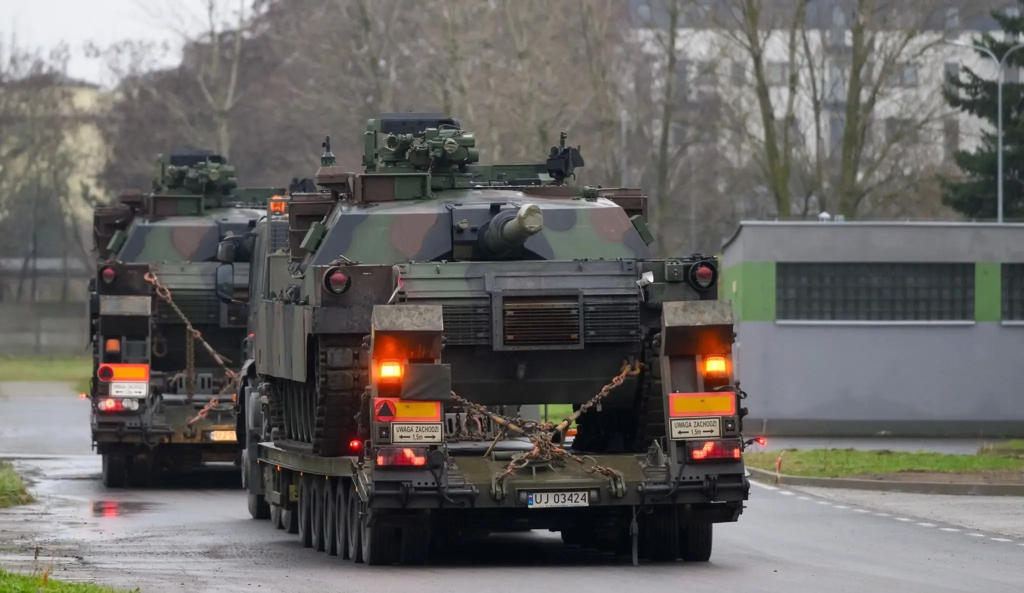 Americké tanky Abrams M1A1 počas transportu v poľskom meste Poznaň.