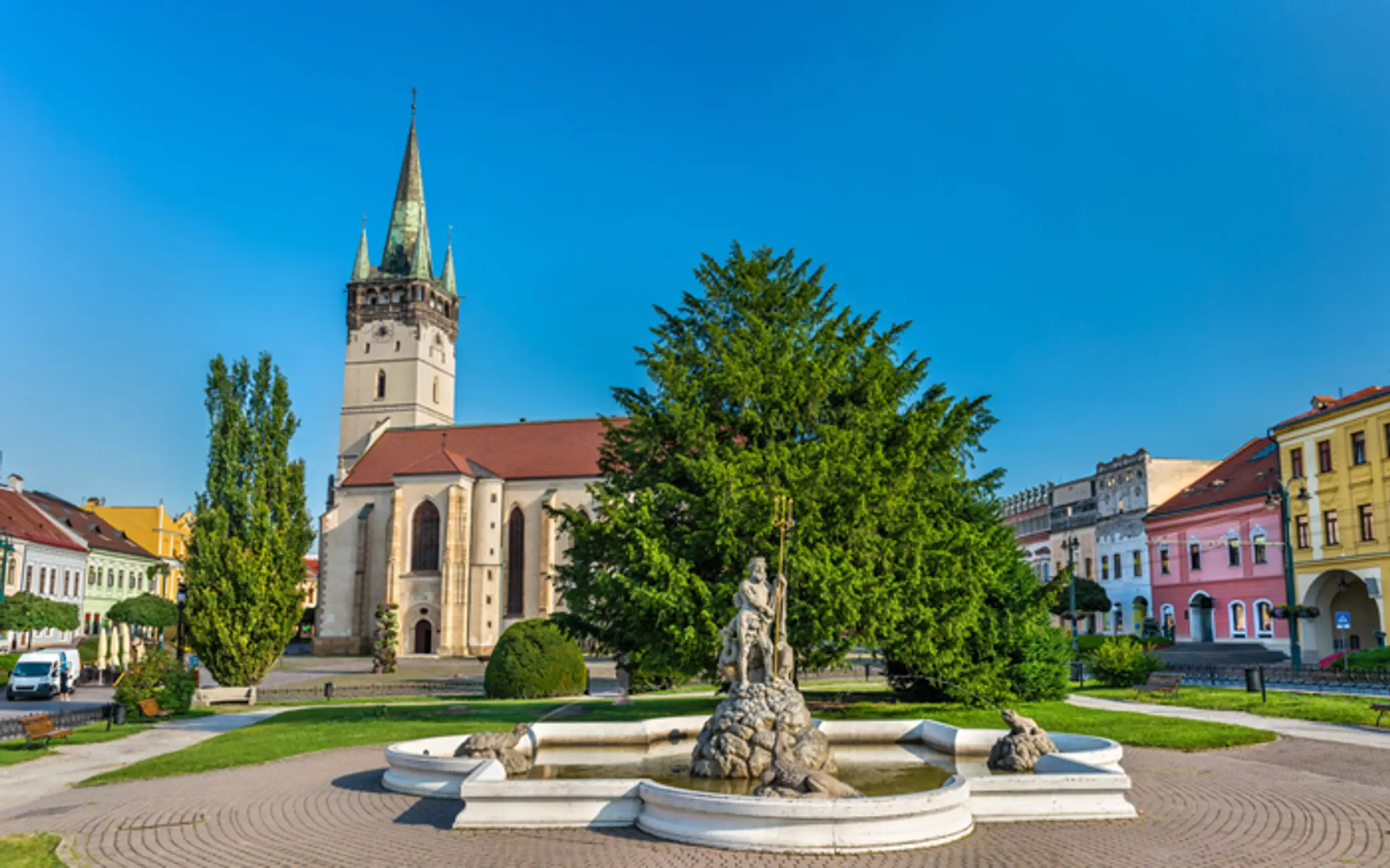 Neptúnová fontána a Chrám sv. Mikuláša v Prešove.