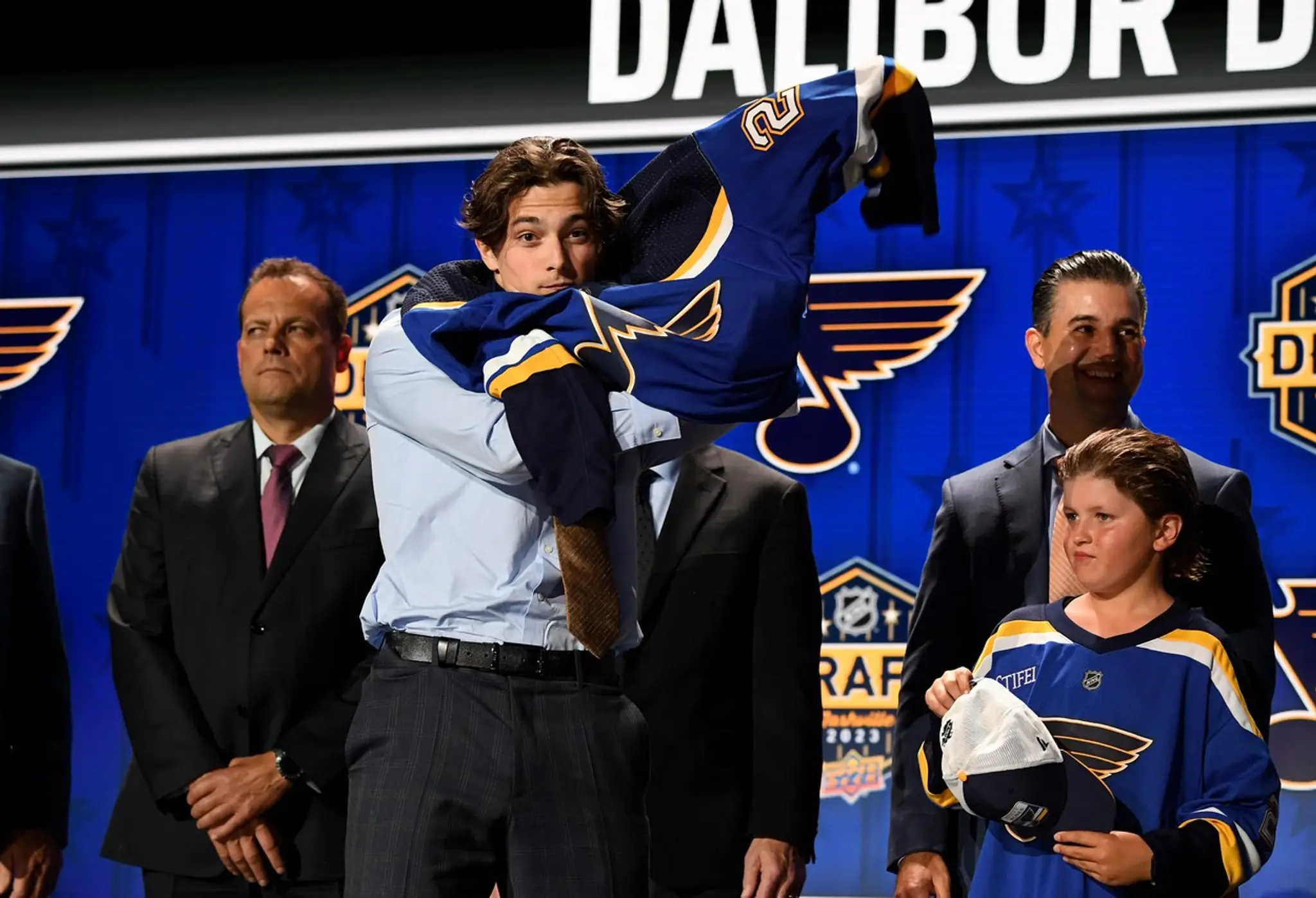 Dalibor Dvorský si oblieka dres St. Louis, ktorého si vybralo na NHL drafte 2023 z celkového desiateho miesta.
