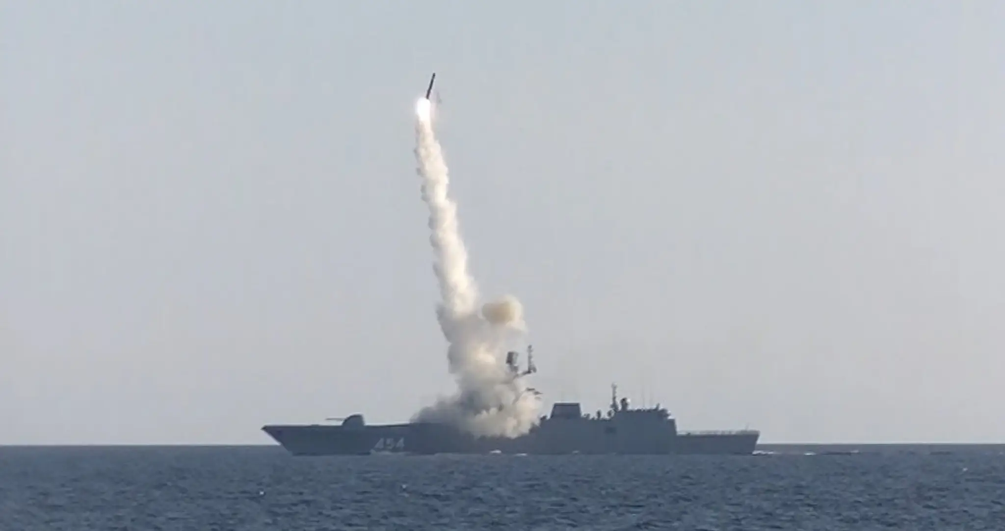 Hypersonická raketa Zirkón odpálená z ruskej vojnovej lode.